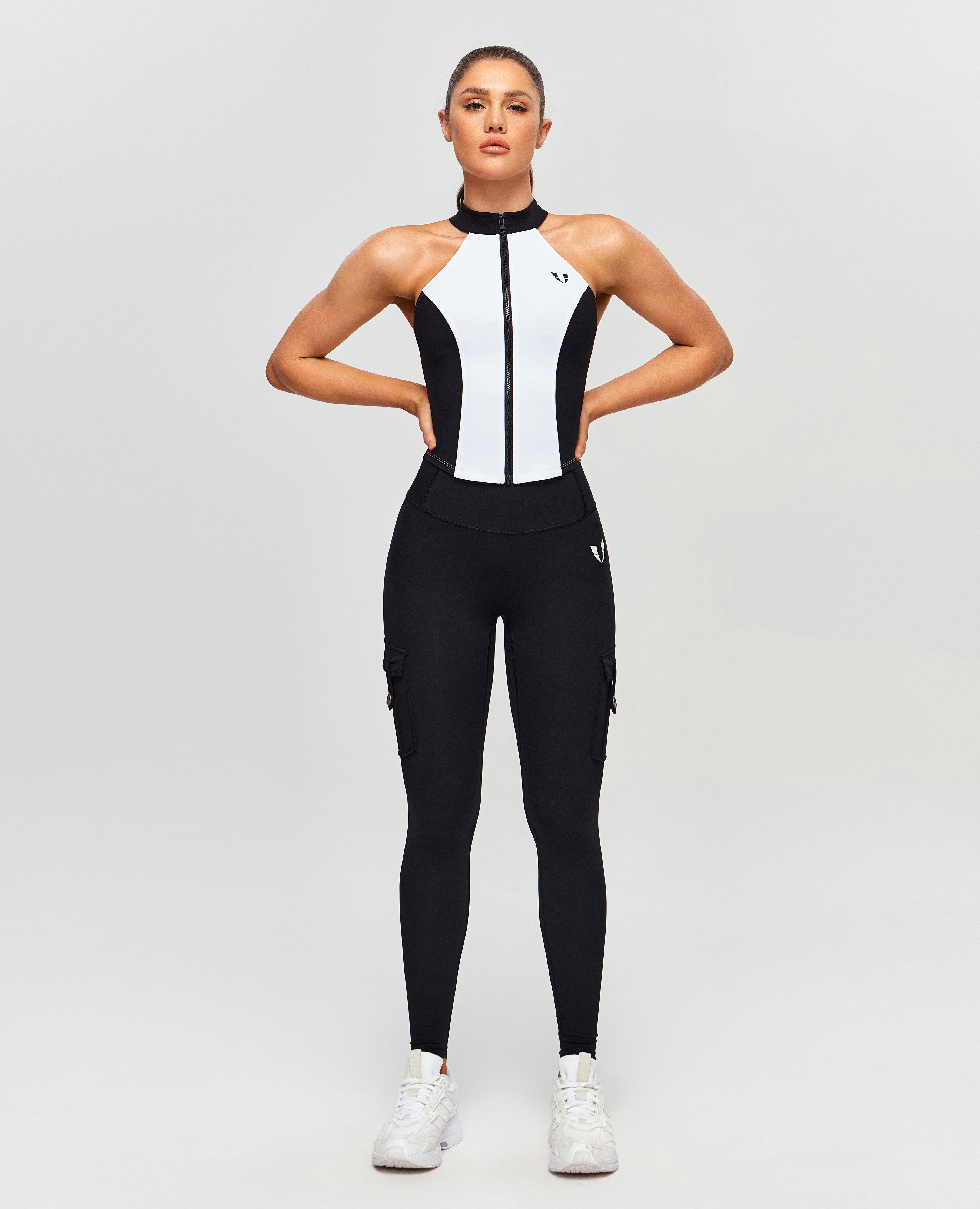 Gym tank top in contrast color – white and black
