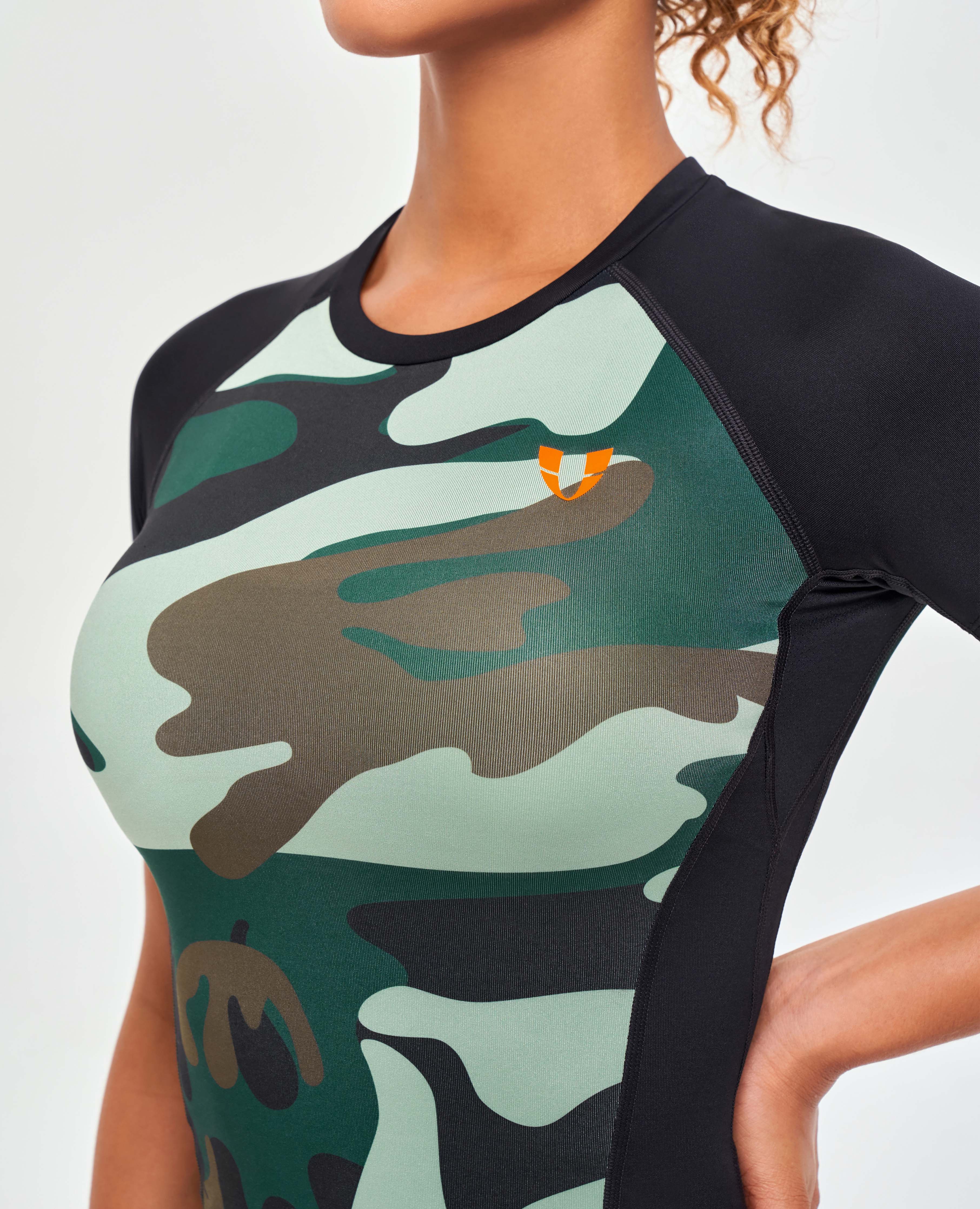 T-Shirt in Kontrastfarbe – Grün-Tarnung und Schwarz