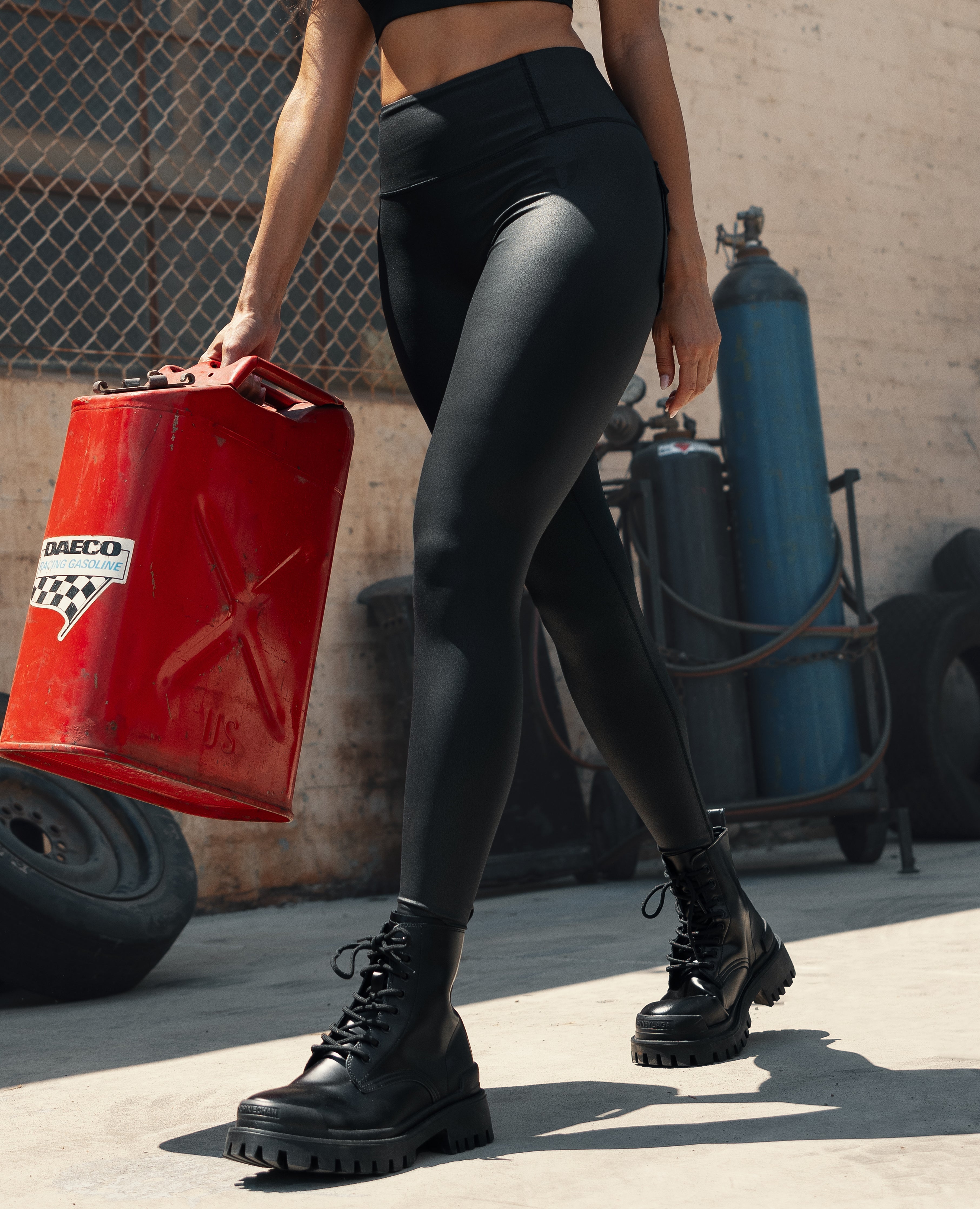 Leggings di energia cargo in pelle finta - nero