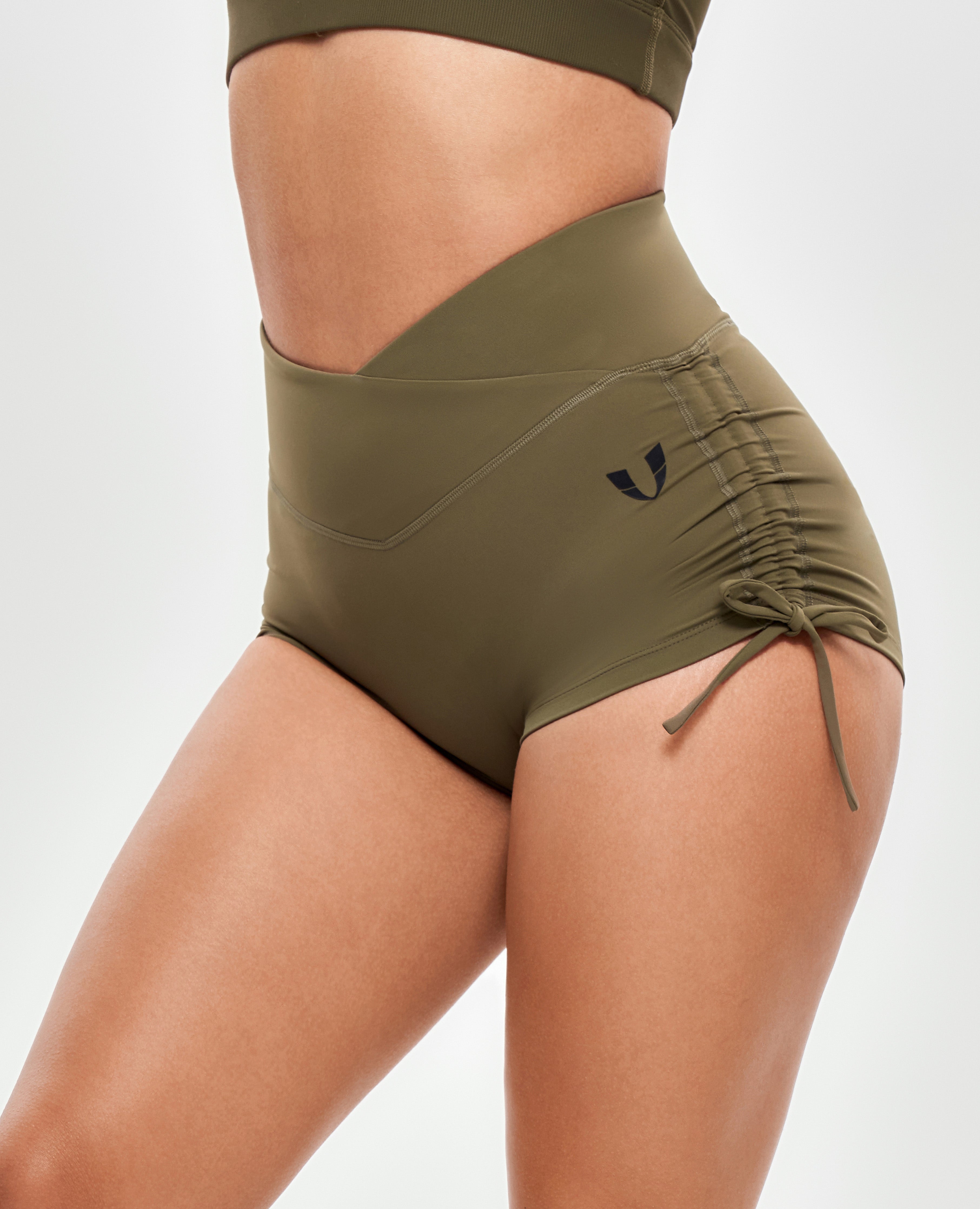 Scrunch-Butt-Shorts mit V-Taille – Kampfgrün