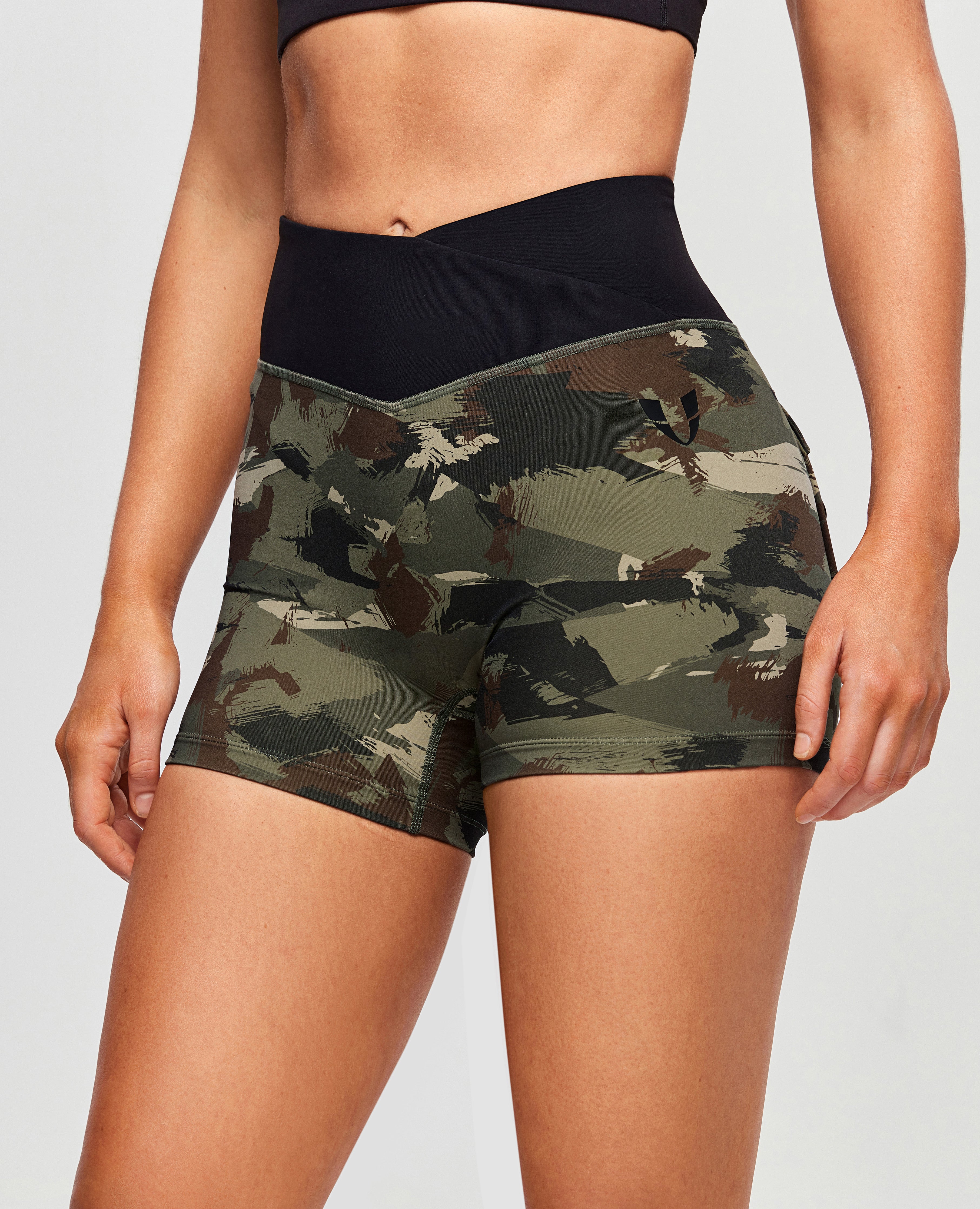 Shorts cargo con camuflaggio v-waist-astratto e nero