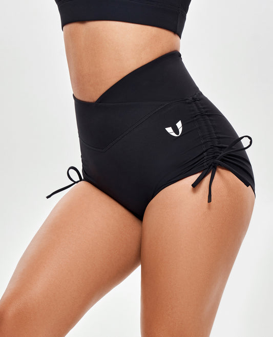 Scrunch-Butt-Shorts mit V-Taille – Schwarz