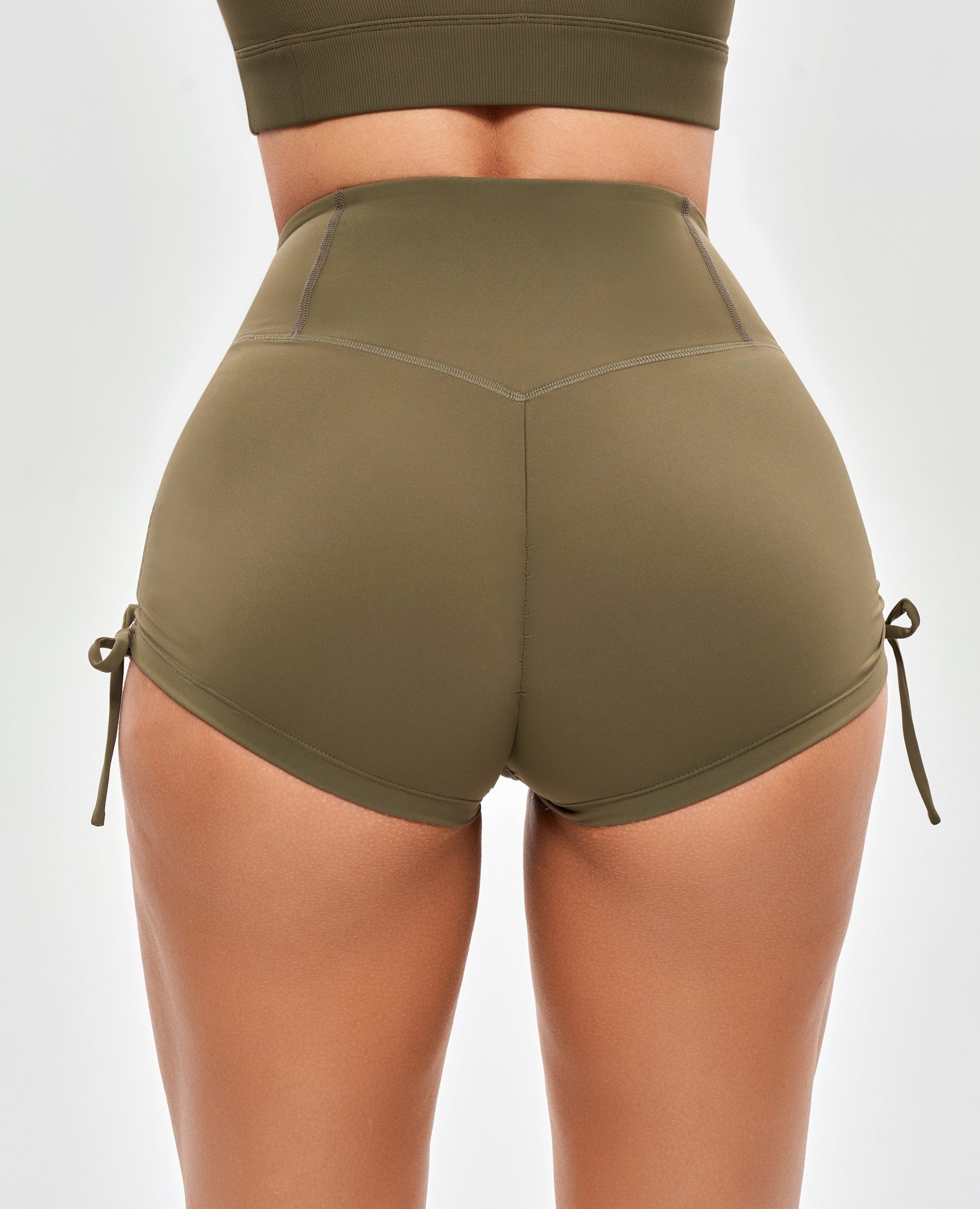 Scrunch-Butt-Shorts mit V-Taille – Kampfgrün