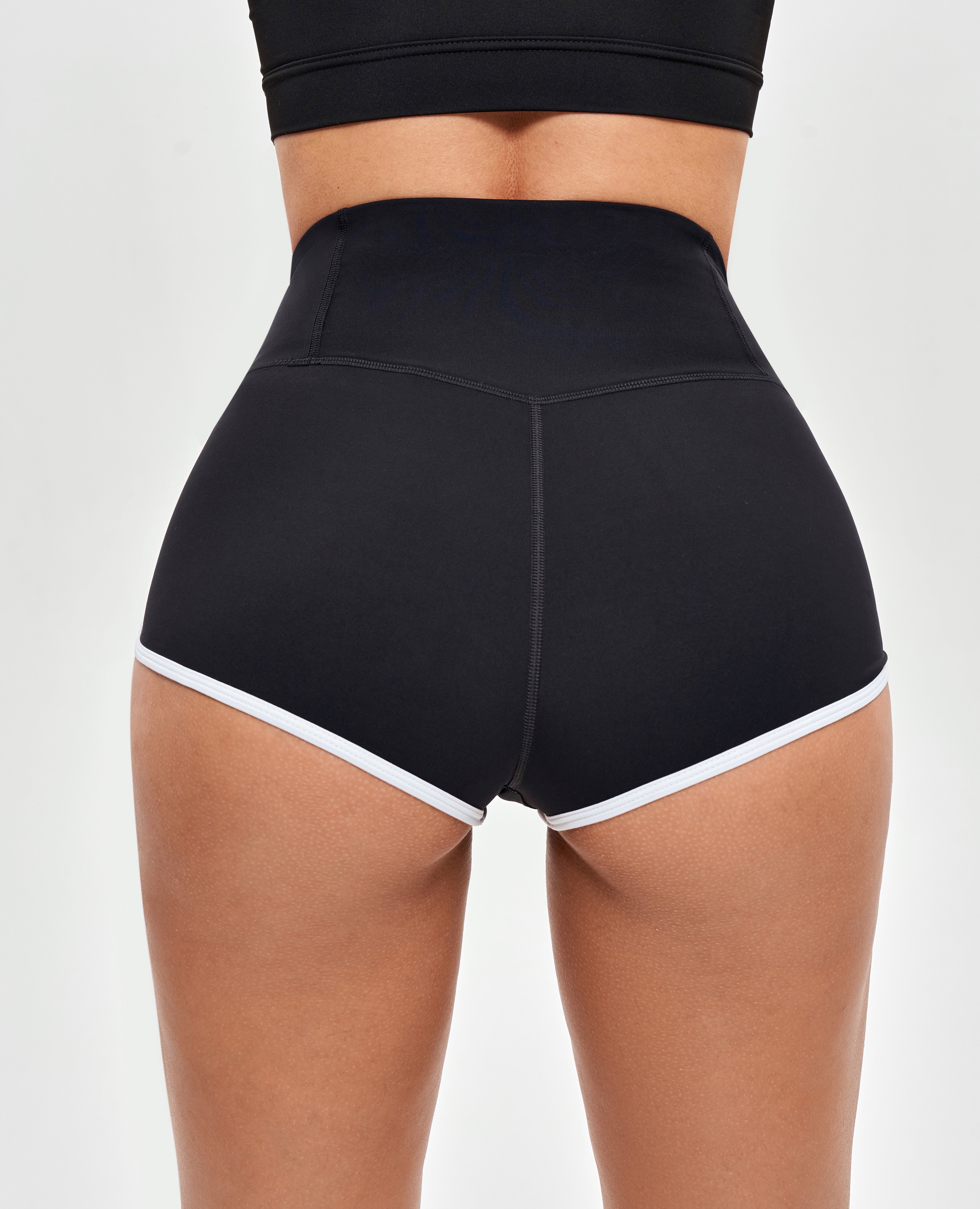 Straffende Butt-Shorts mit V-Taille – Schwarz