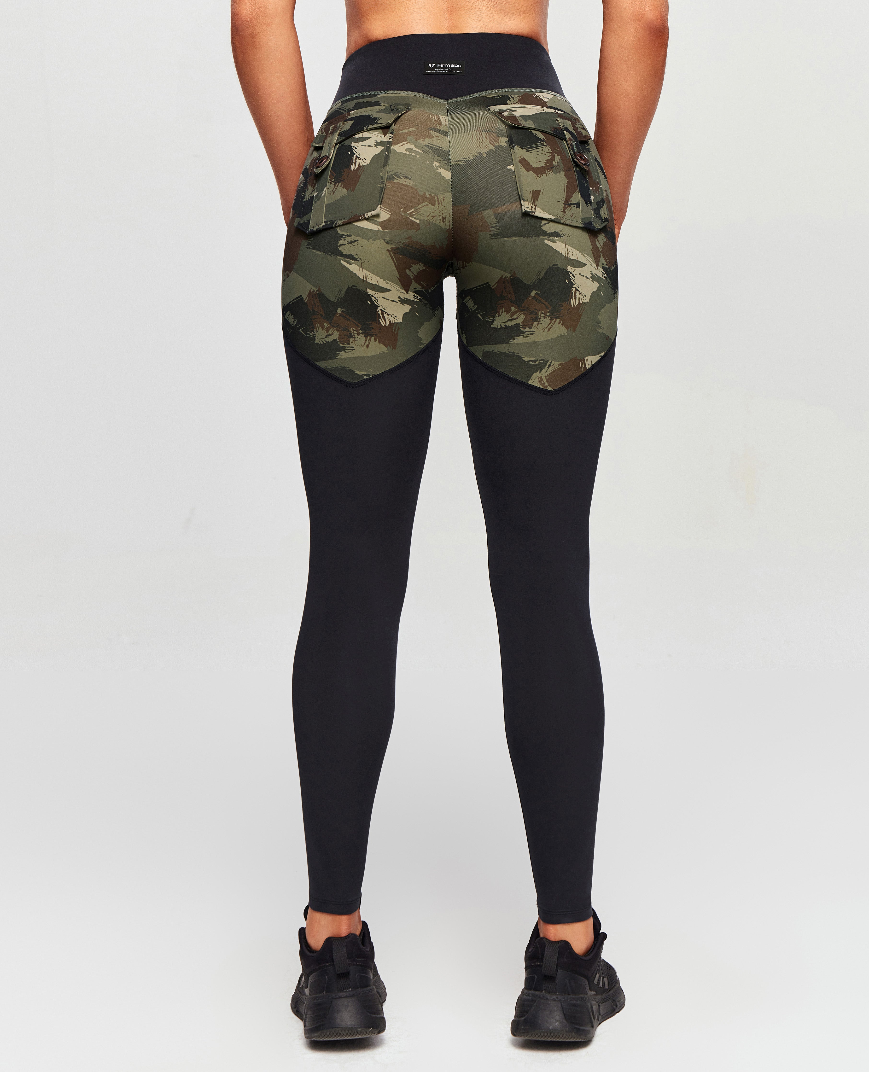 Gym-Leggings mit V-Taille - Abstraktes Camouflage und Schwarz