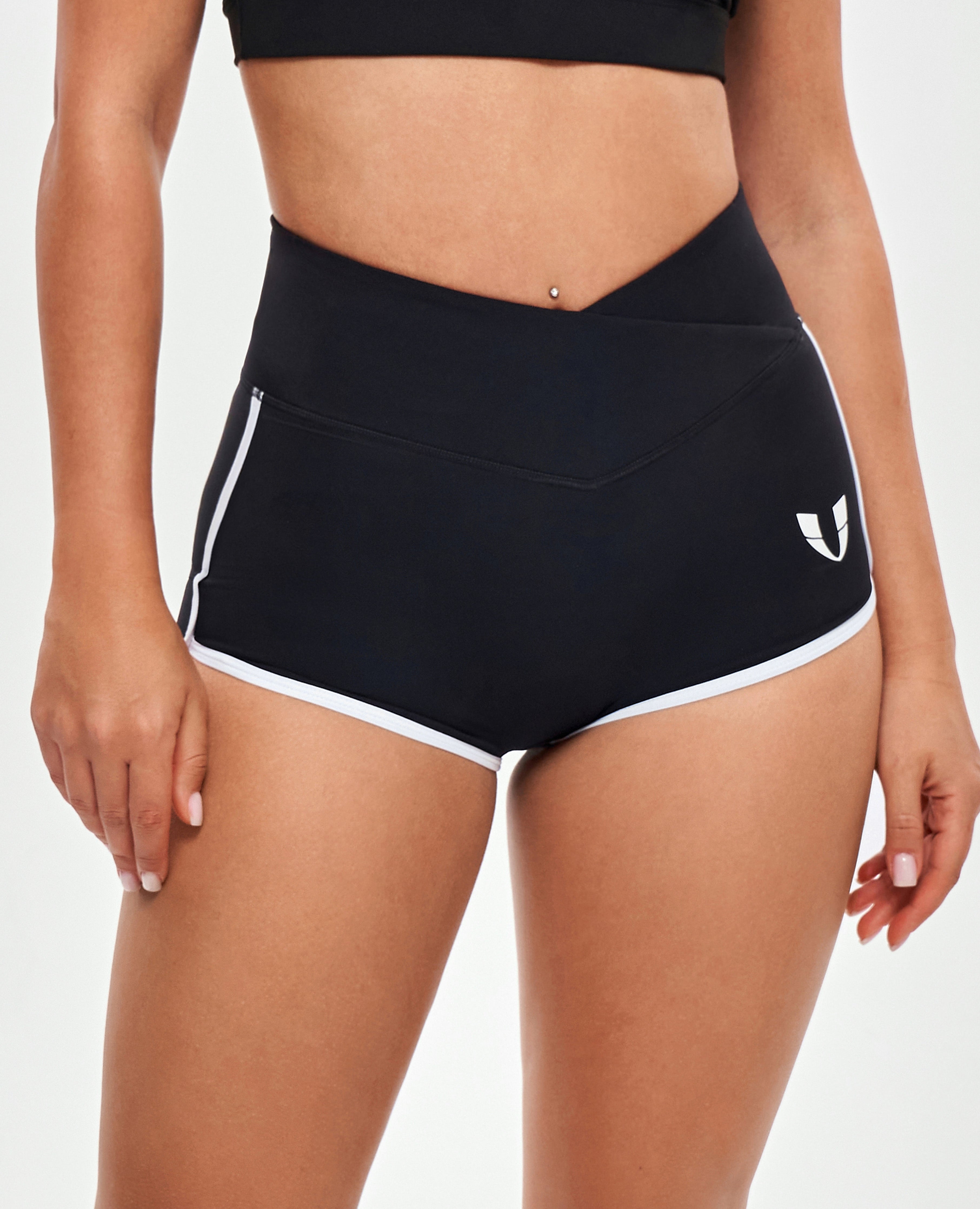 Straffende Butt-Shorts mit V-Taille – Schwarz