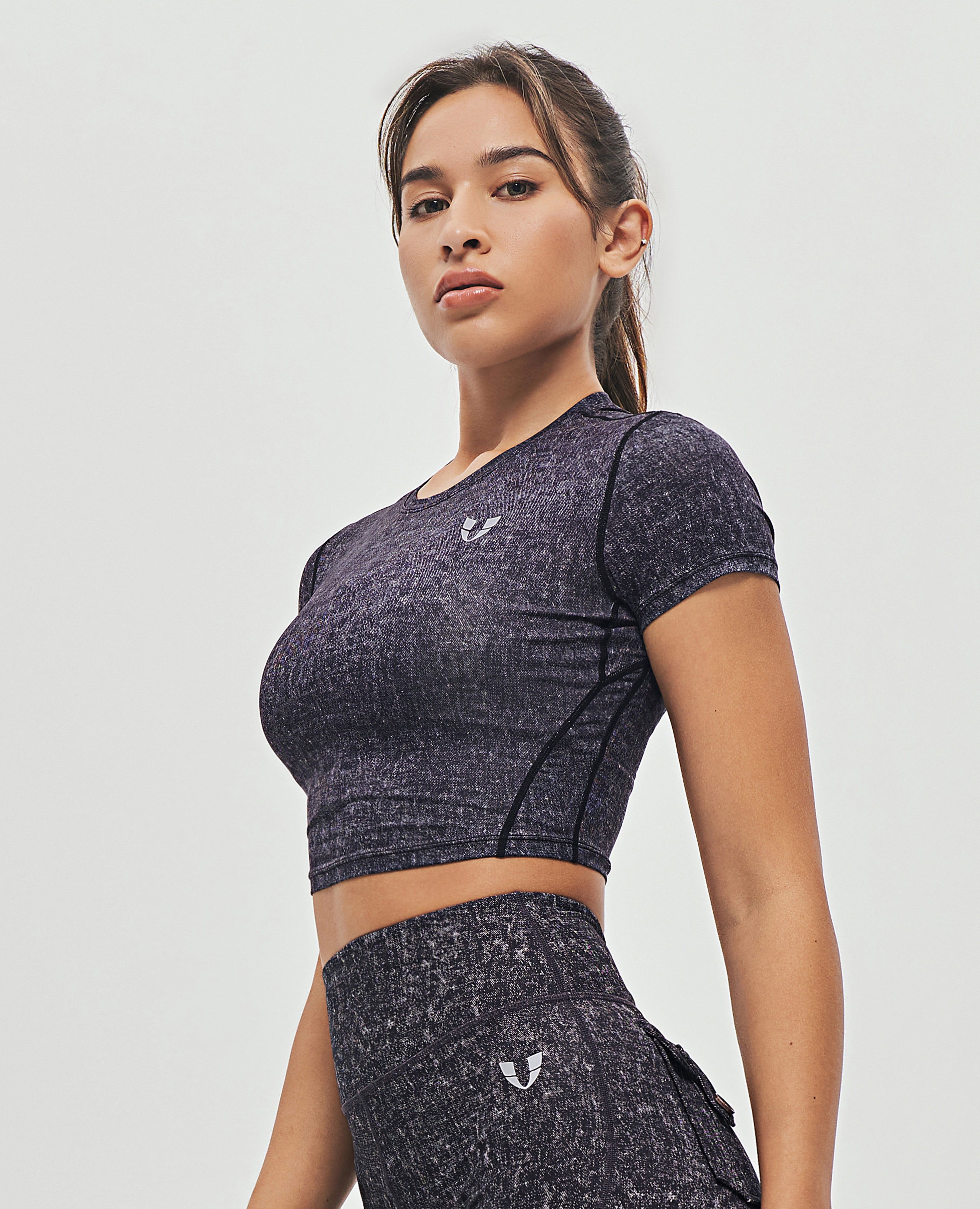 Kurzärmliges Crop-Top fürs Fitnessstudio – Denim-Schwarz