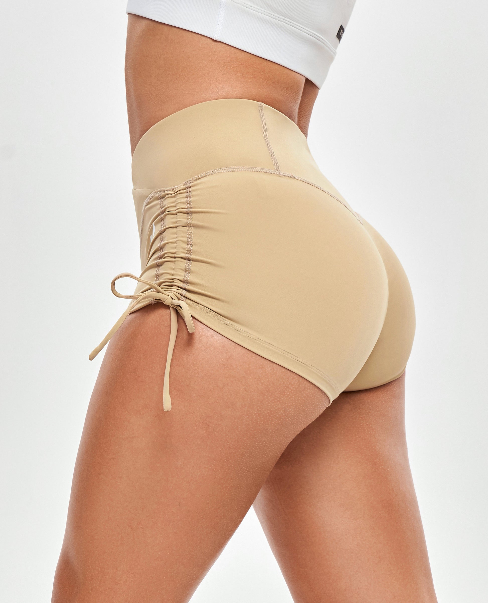 Scrunch-Butt-Shorts mit V-Taille – Khakigelb