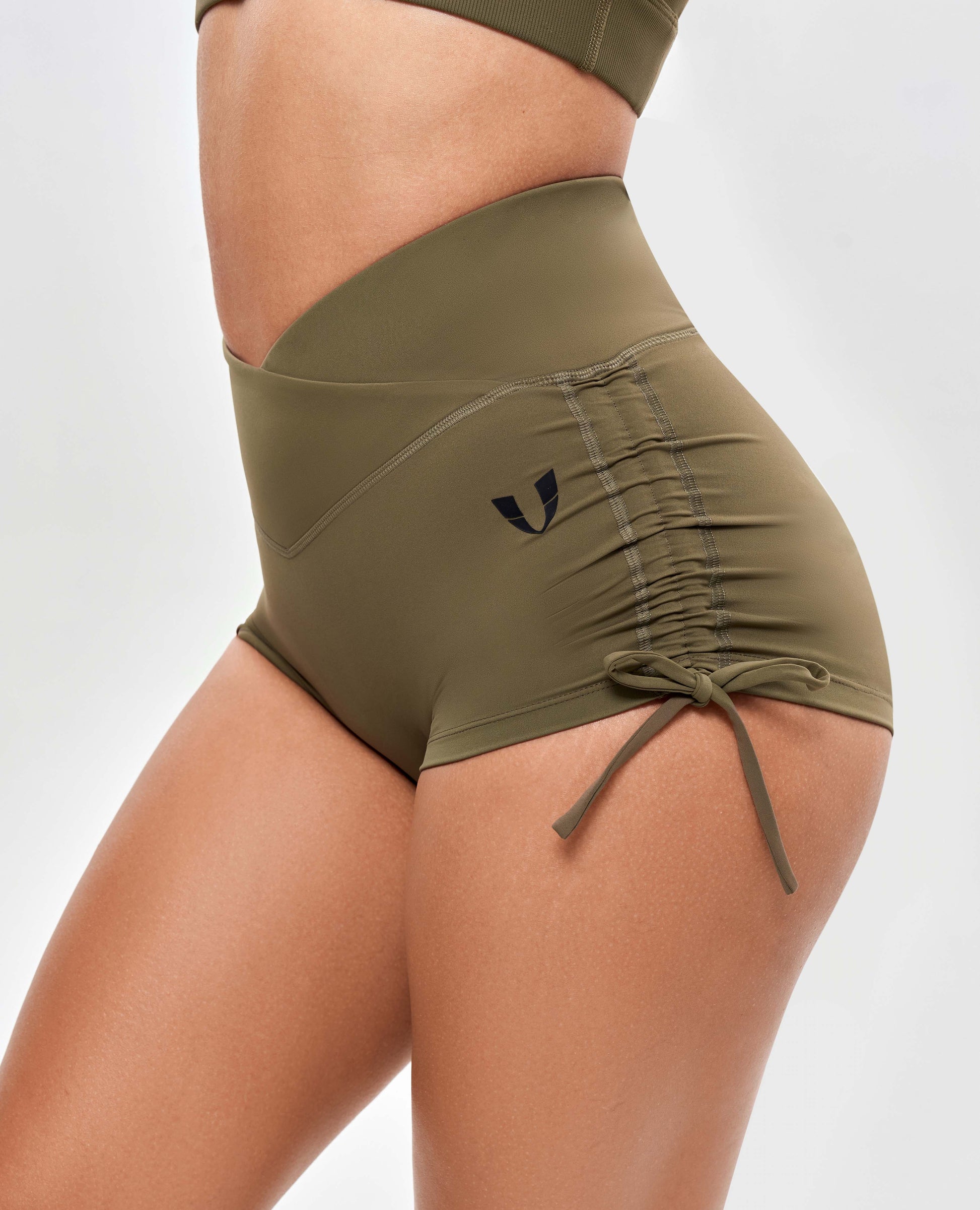 Scrunch-Butt-Shorts mit V-Taille – Kampfgrün
