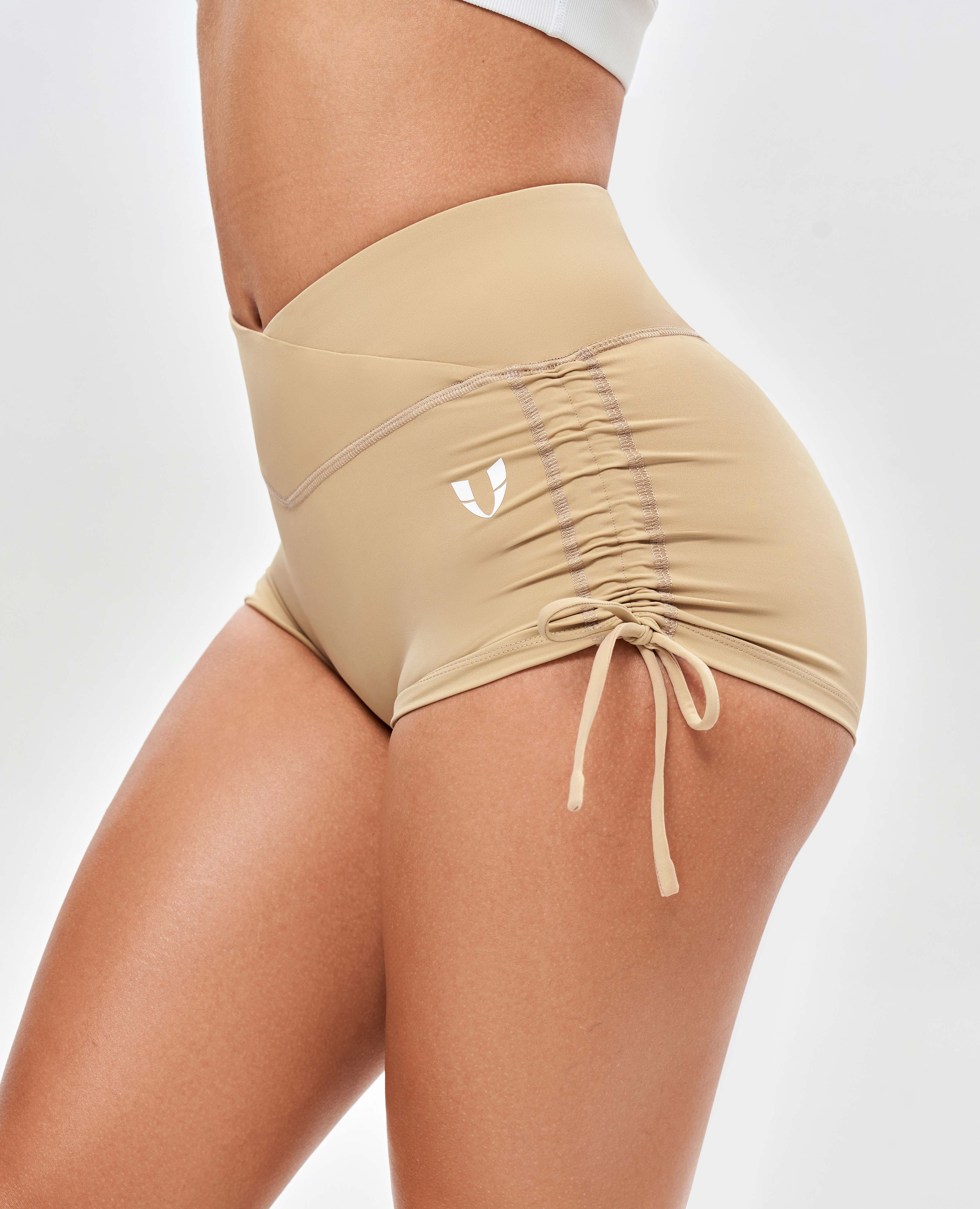 Scrunch-Butt-Shorts mit V-Taille – Khakigelb