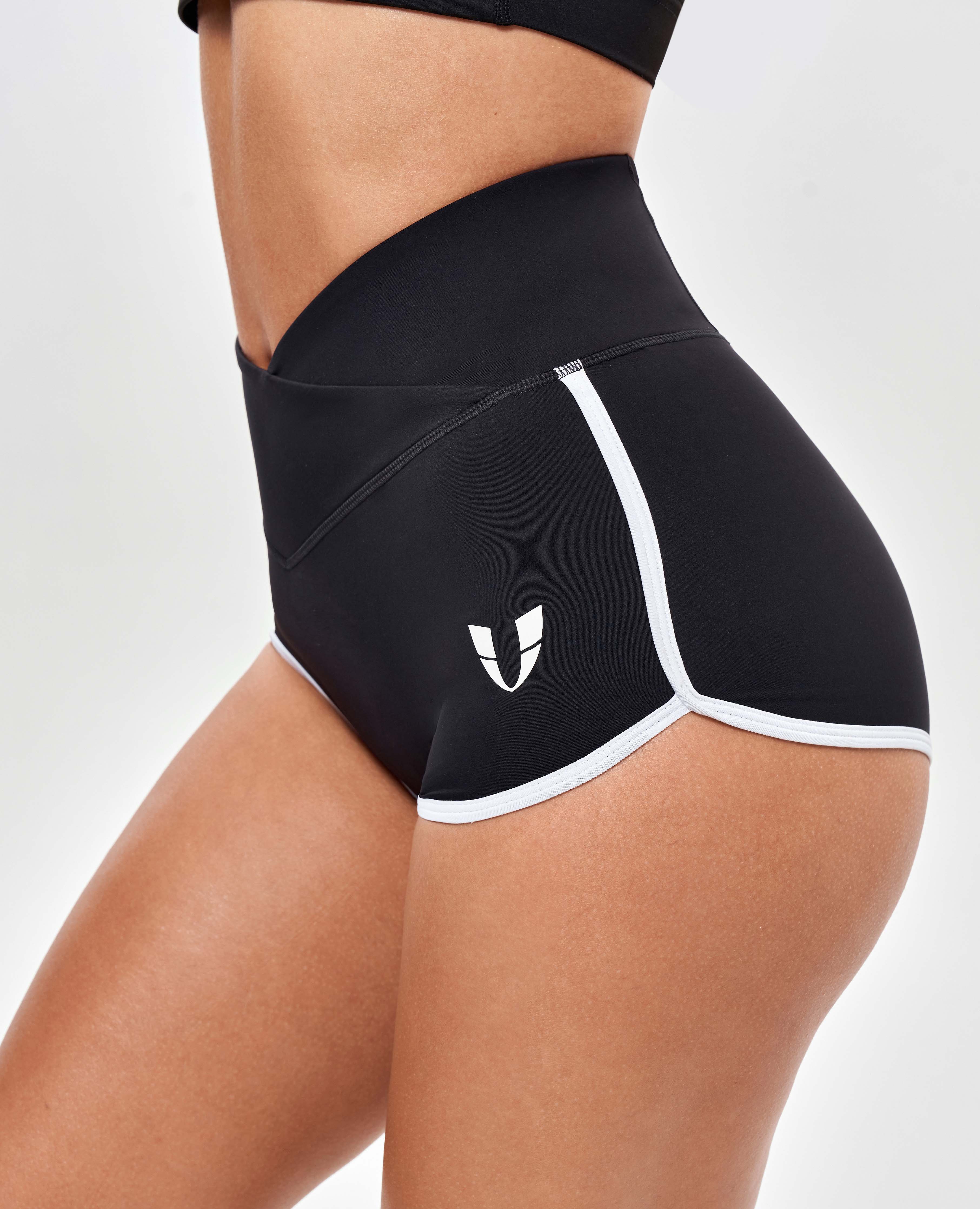 Straffende Butt-Shorts mit V-Taille – Schwarz