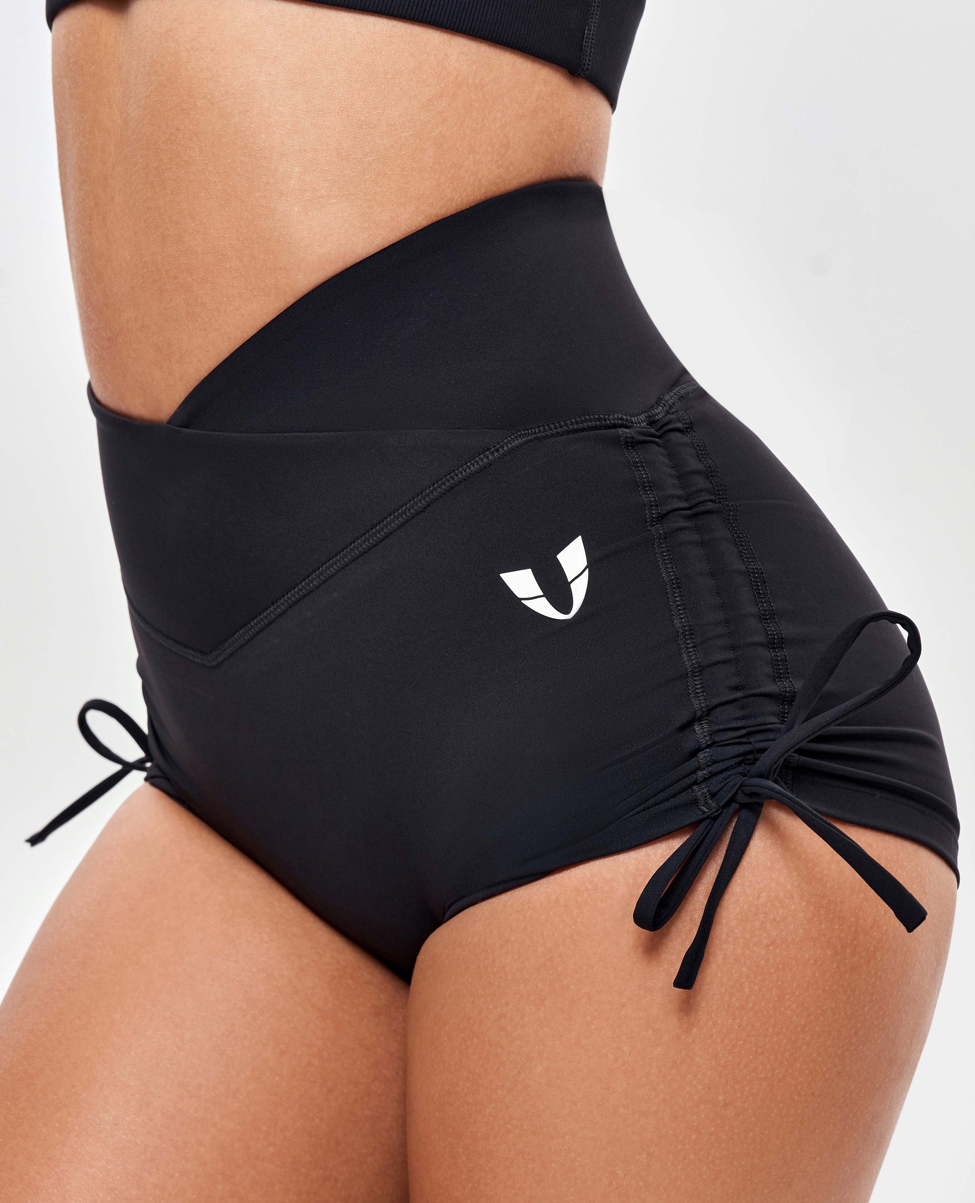 Scrunch-Butt-Shorts mit V-Taille – Schwarz