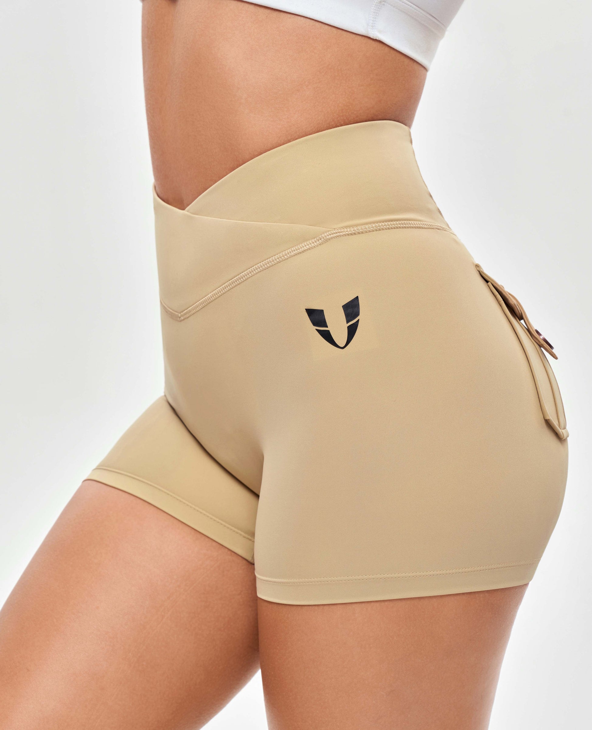 Cargo-Shorts mit V-Taille Plus – Khakigelb