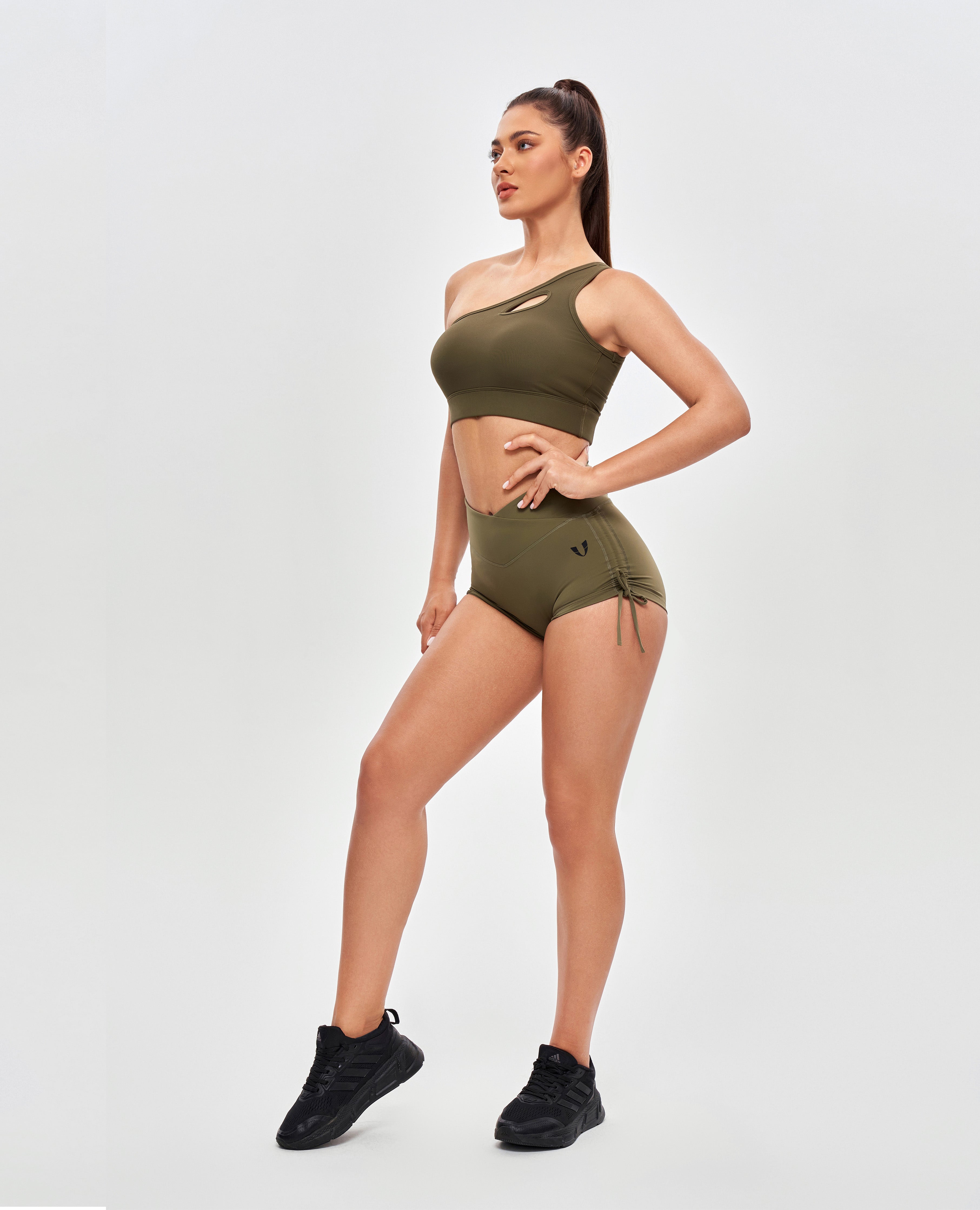 Scrunch-Butt-Shorts mit V-Taille – Kampfgrün