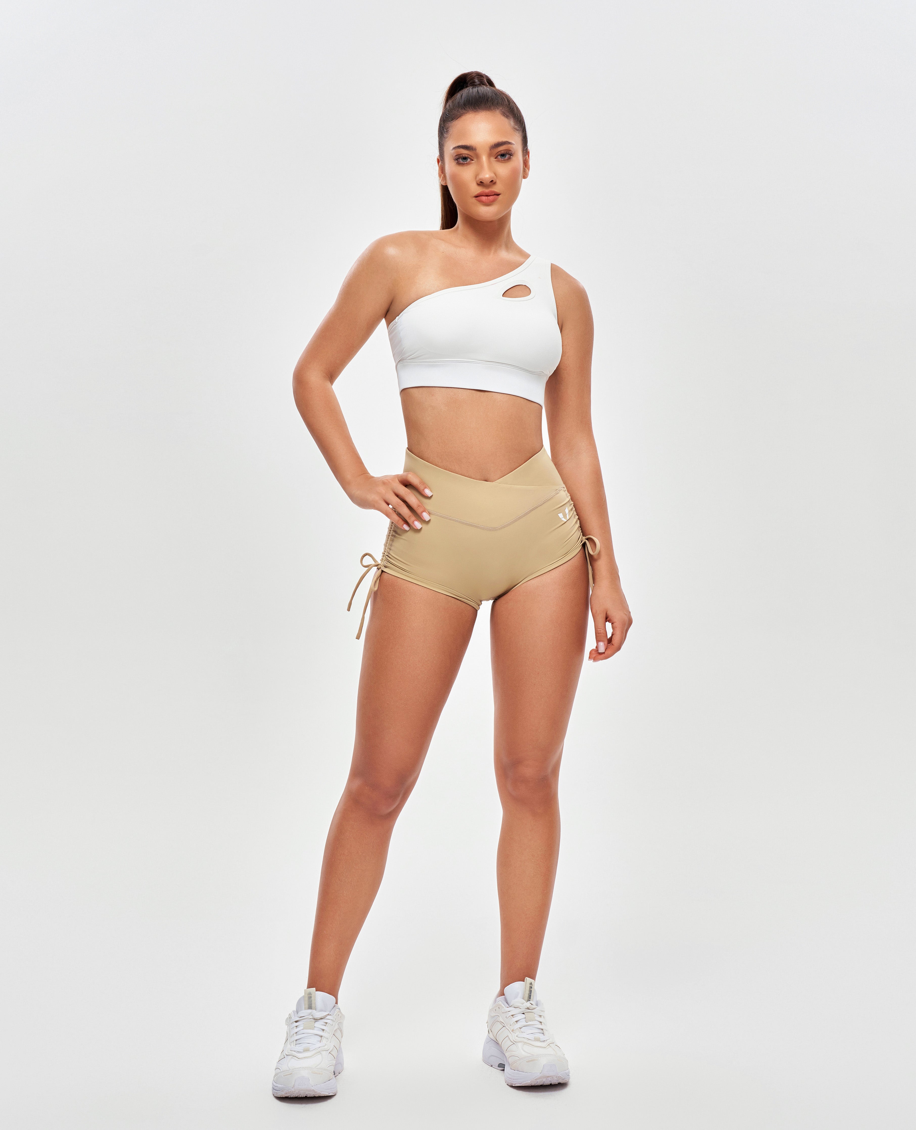 Scrunch-Butt-Shorts mit V-Taille – Khakigelb