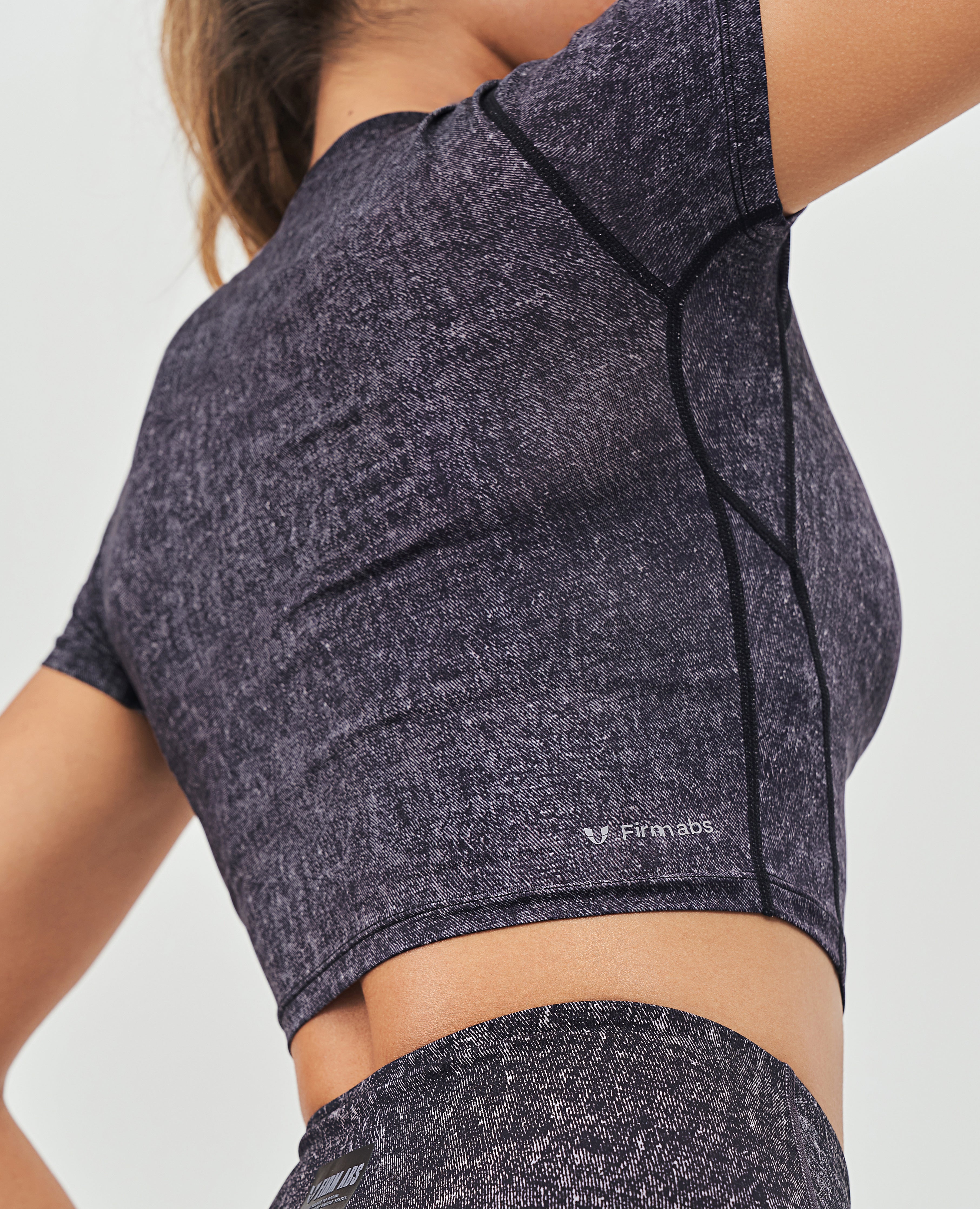 Kurzärmliges Crop-Top fürs Fitnessstudio – Denim-Schwarz