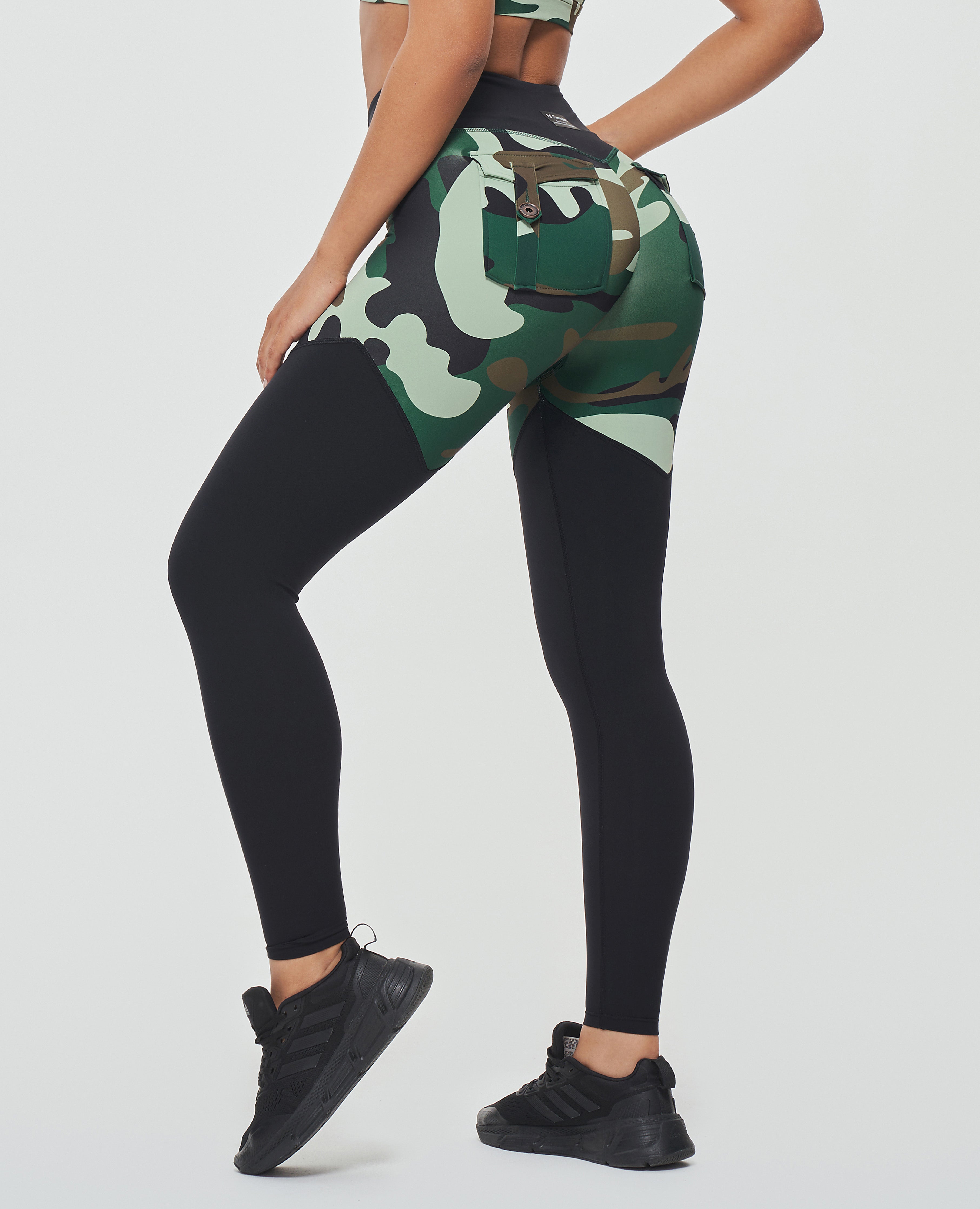 Set – Langärmliges Oberteil mit halbem Reißverschluss und Leggings – Grünes Camouflage