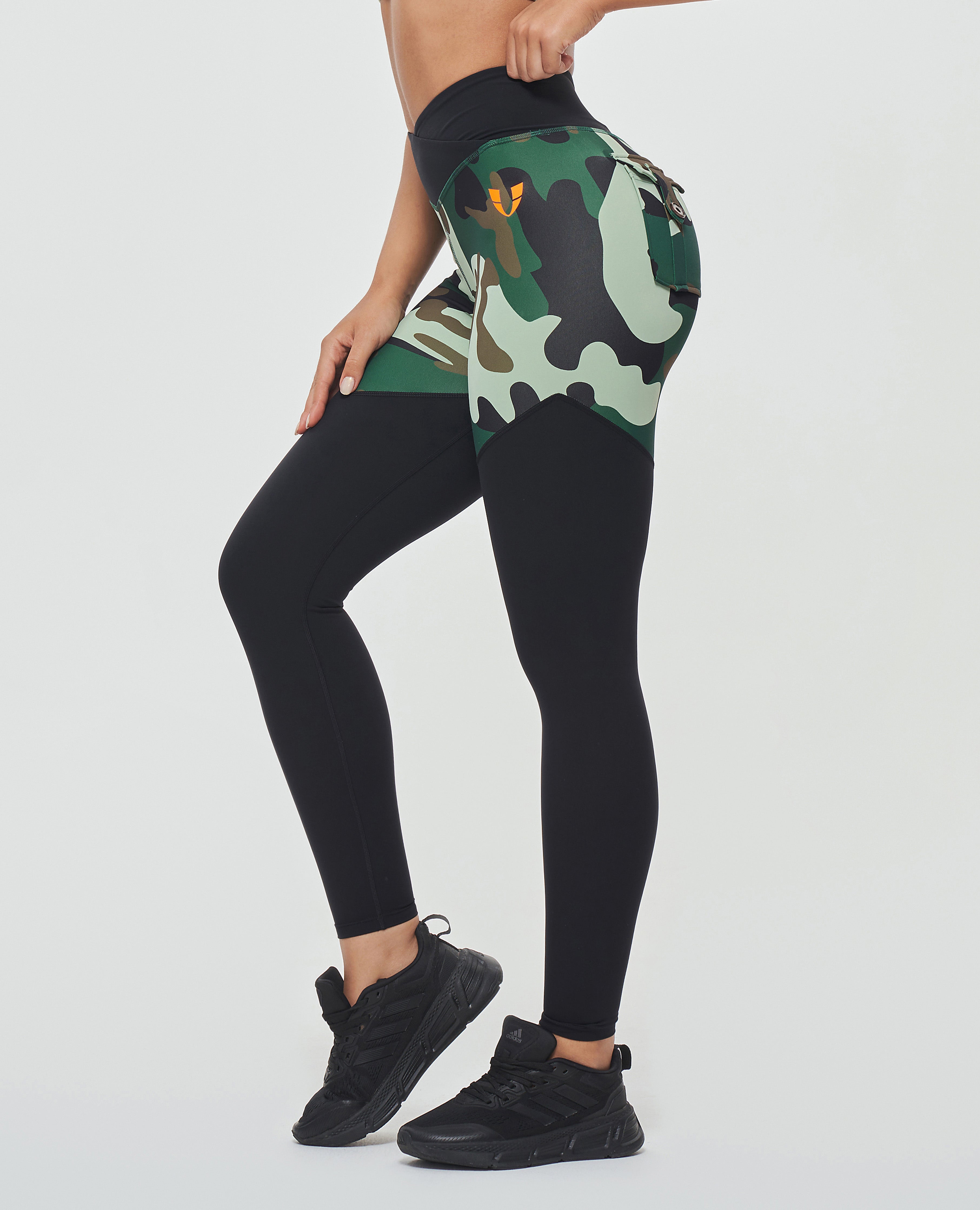 Set – Langärmliges Oberteil mit halbem Reißverschluss und Leggings – Grünes Camouflage