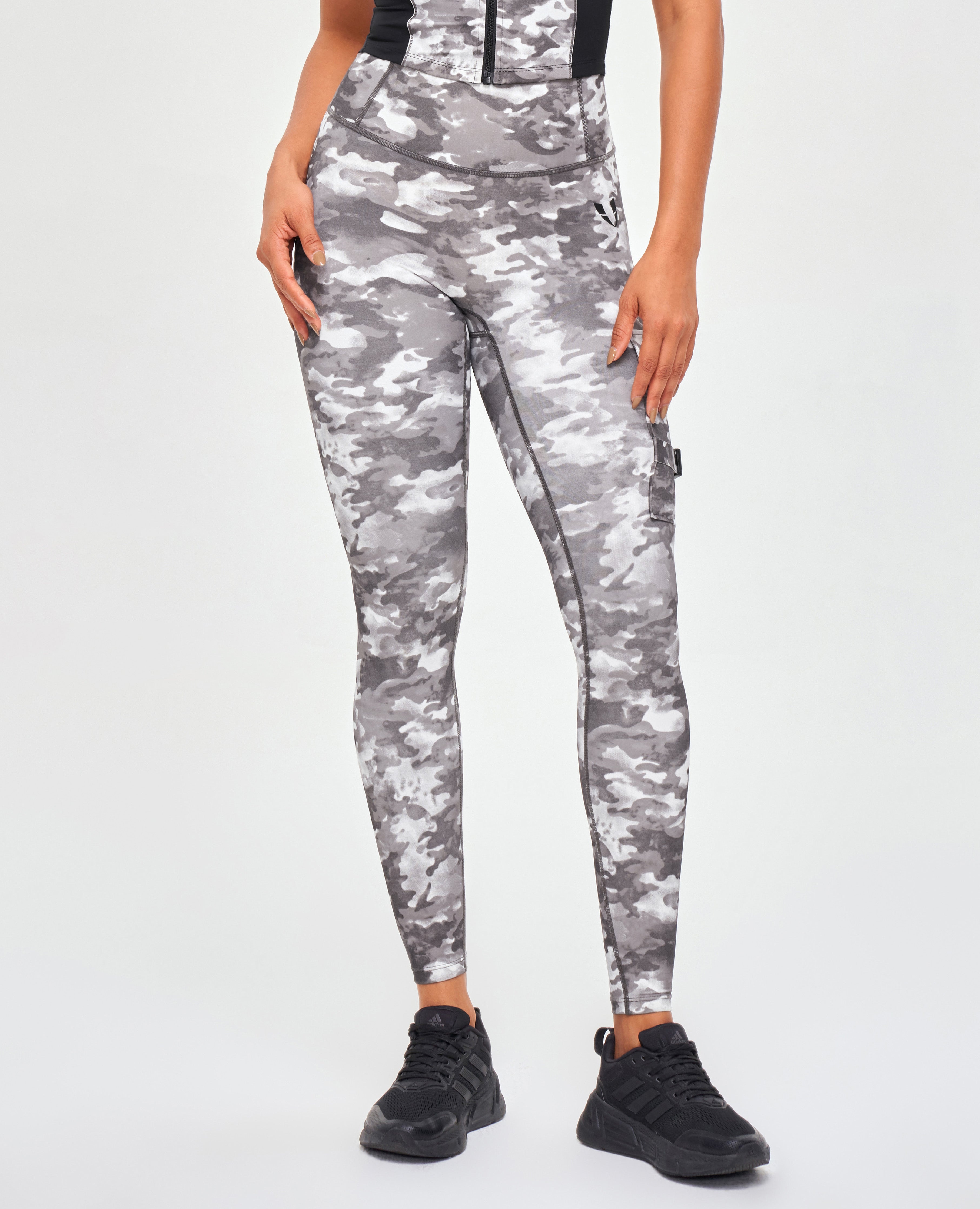 Cargo-Fitness-Leggings – Batik-Tarnmuster