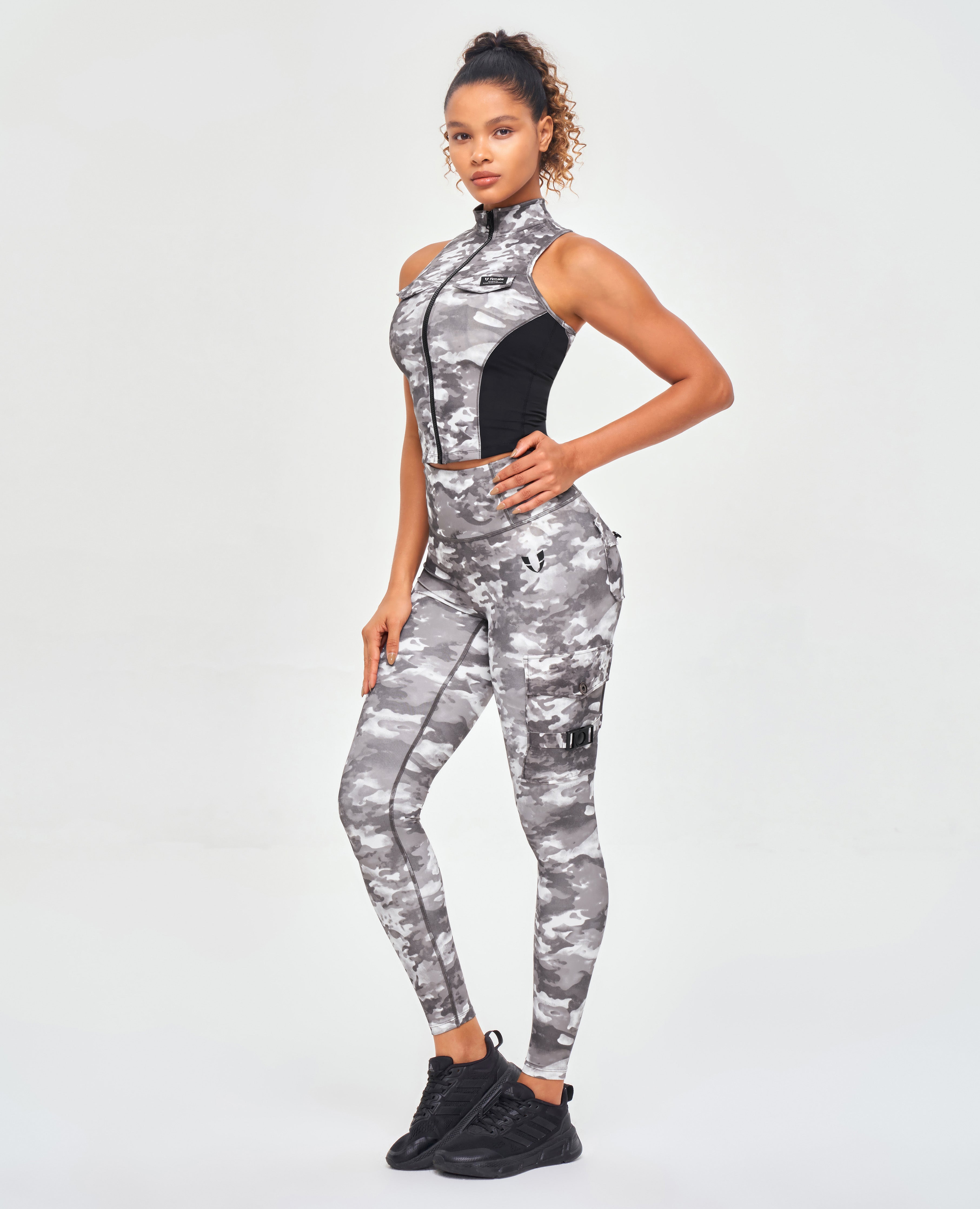 Cargo-Fitness-Leggings – Batik-Tarnmuster