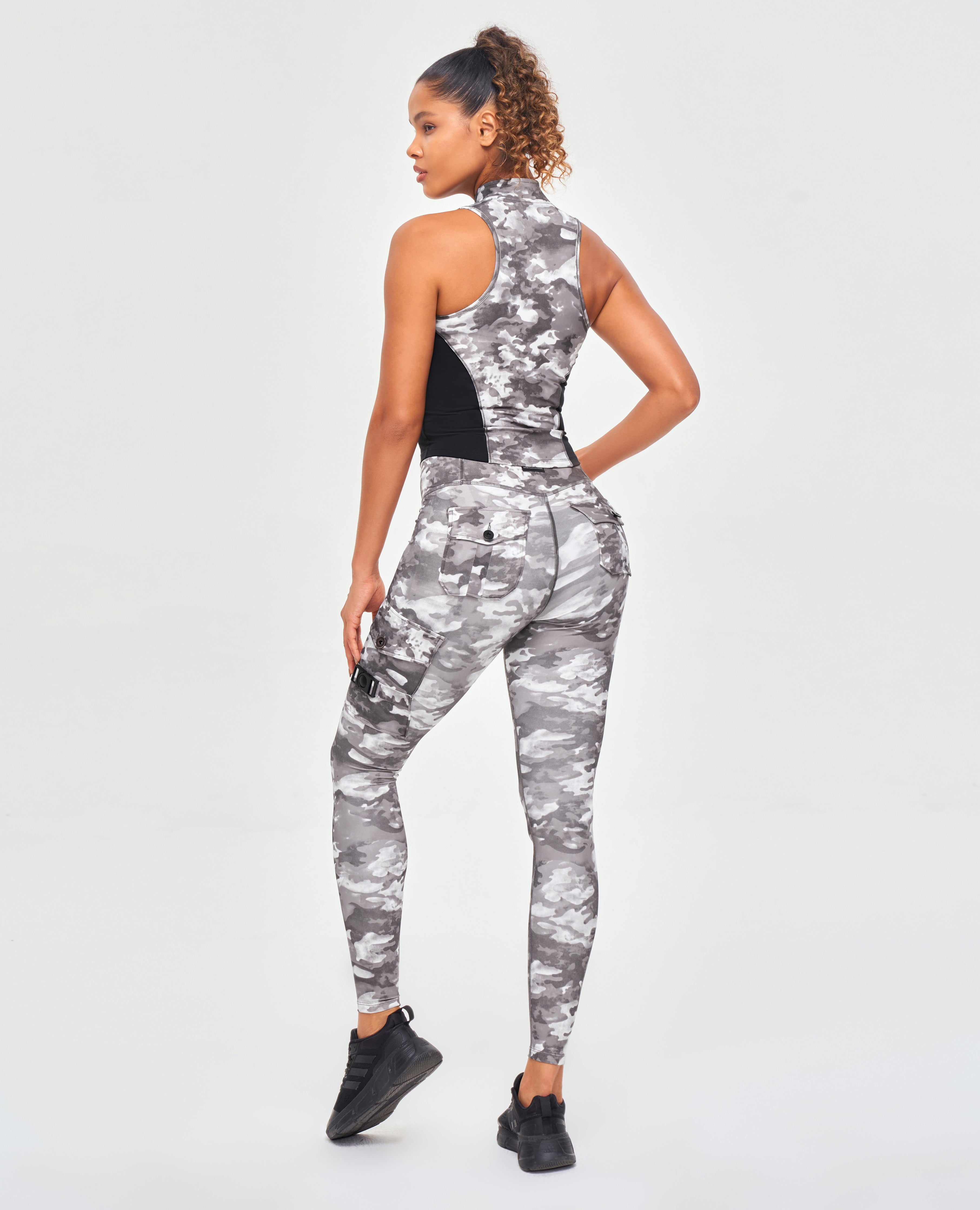 Cargo-Fitness-Leggings – Batik-Tarnmuster