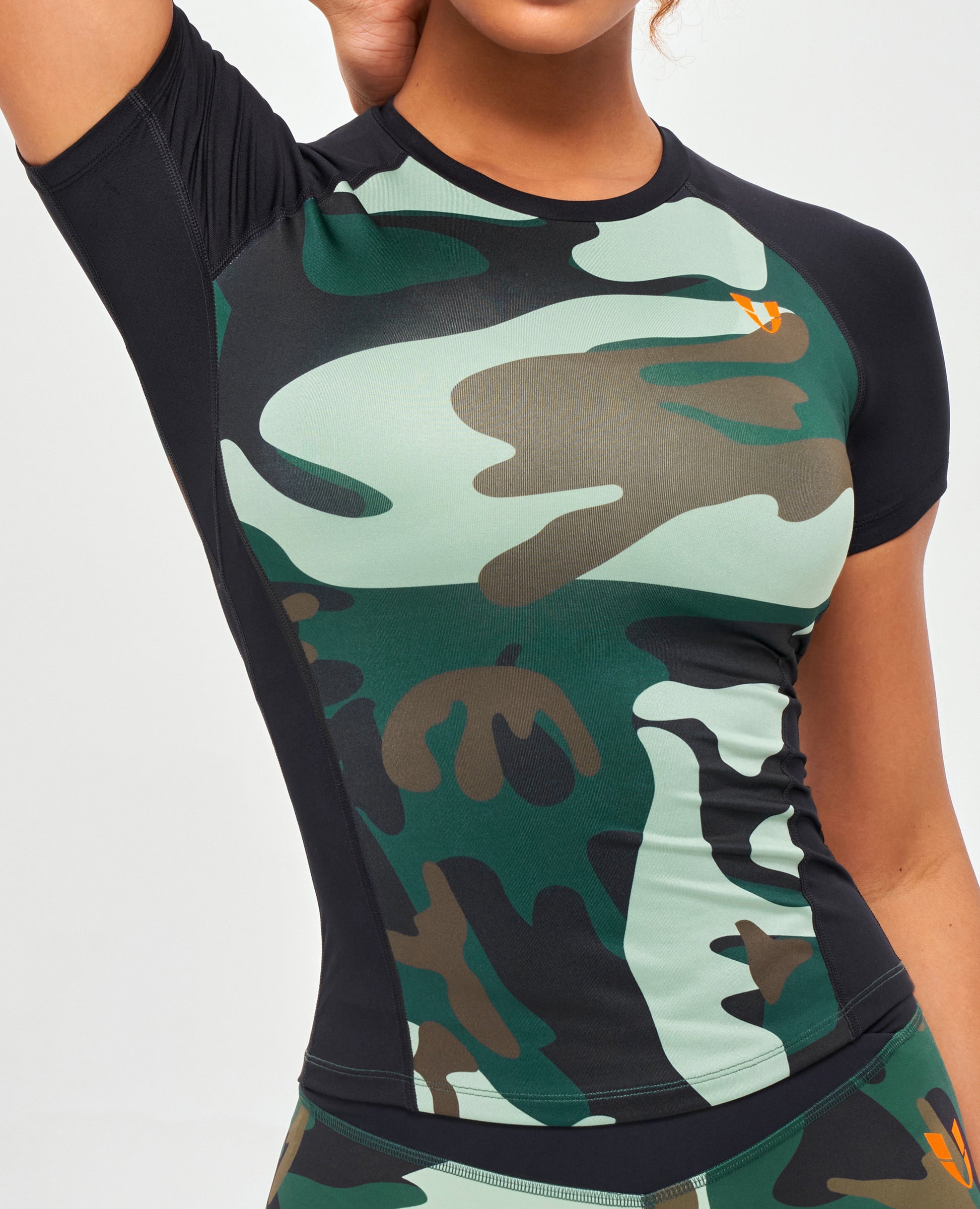 T-Shirt in Kontrastfarbe – Grün-Tarnung und Schwarz