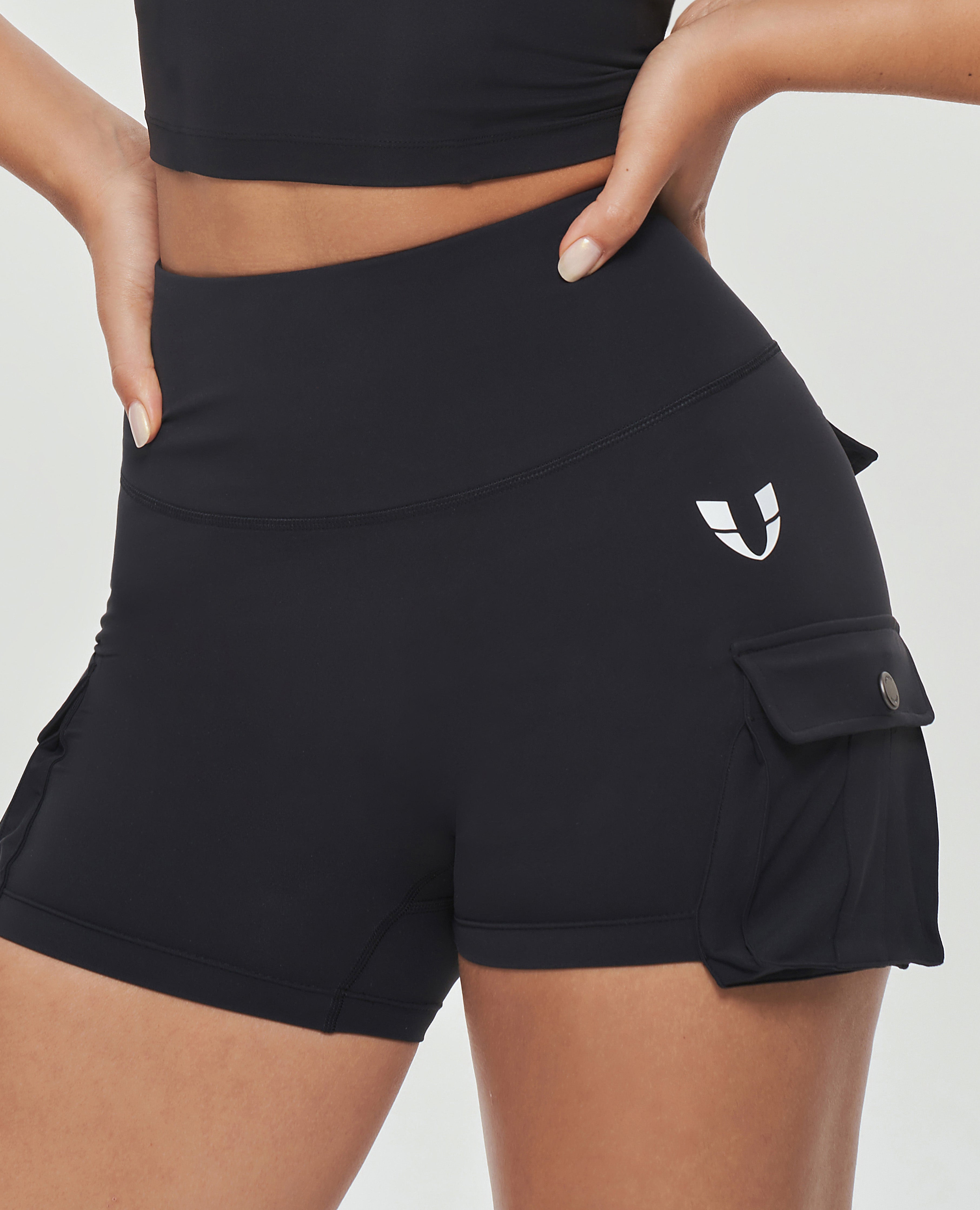 Cargo-Shorts mit Scrunch Butt – Schwarz