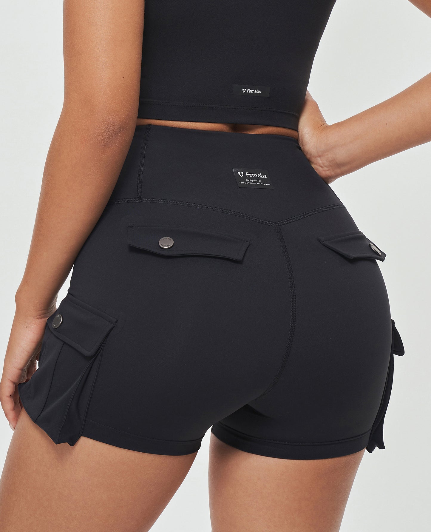 Cargo-Shorts mit Scrunch Butt – Schwarz
