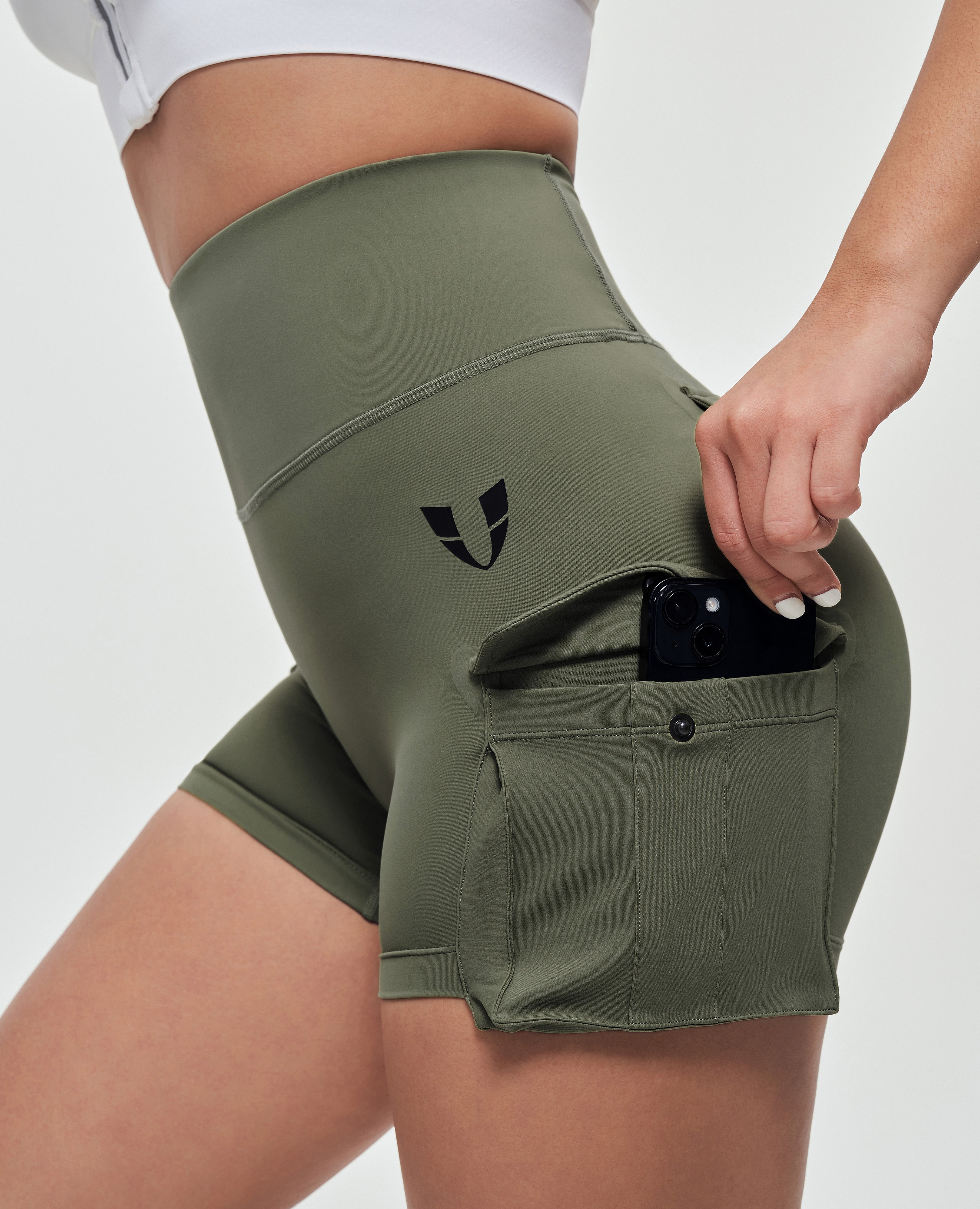 Cargo-Shorts mit Scrunch Butt – Olivgrün