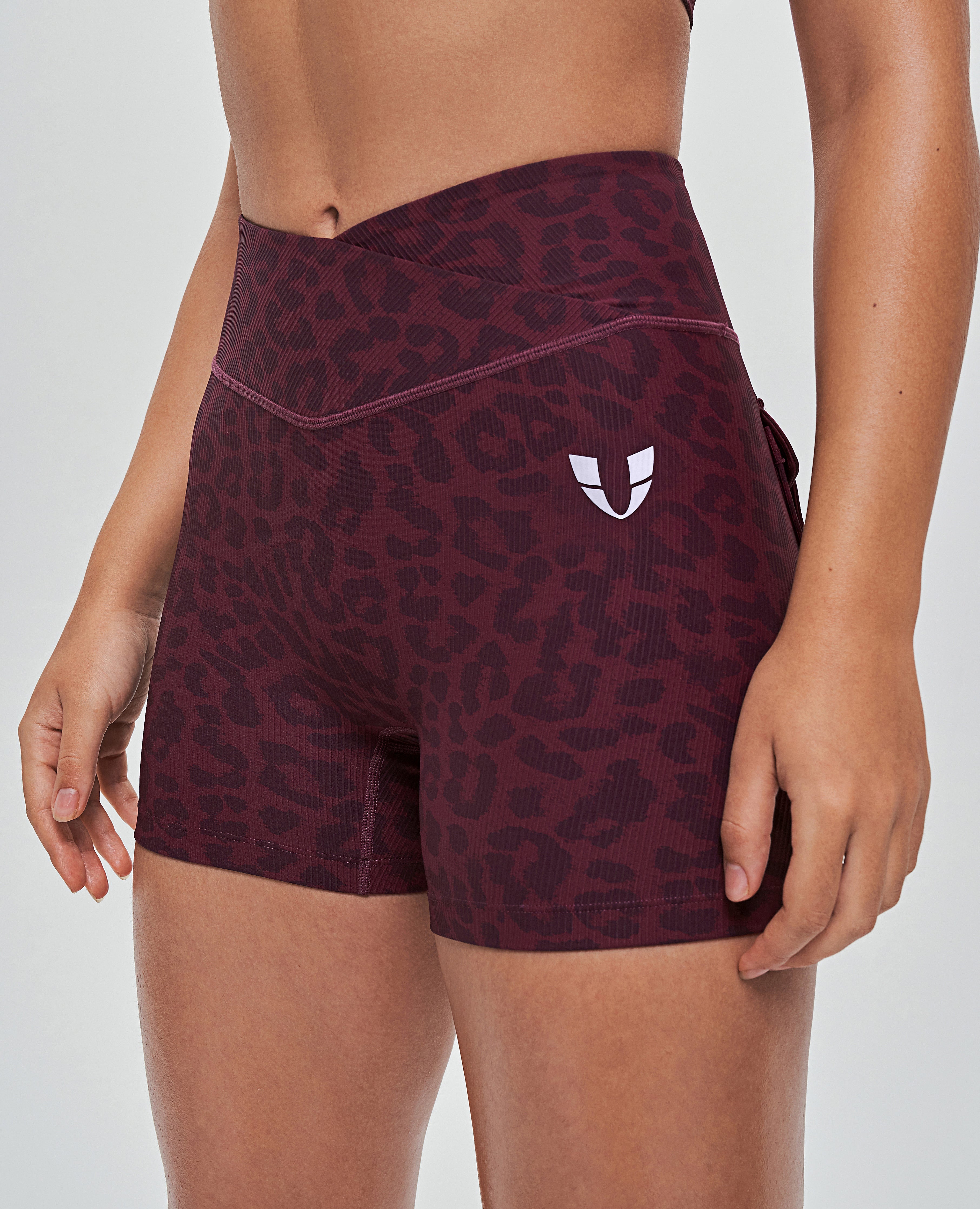 Cargo Shorts mit V-Taille – Roter Leopard