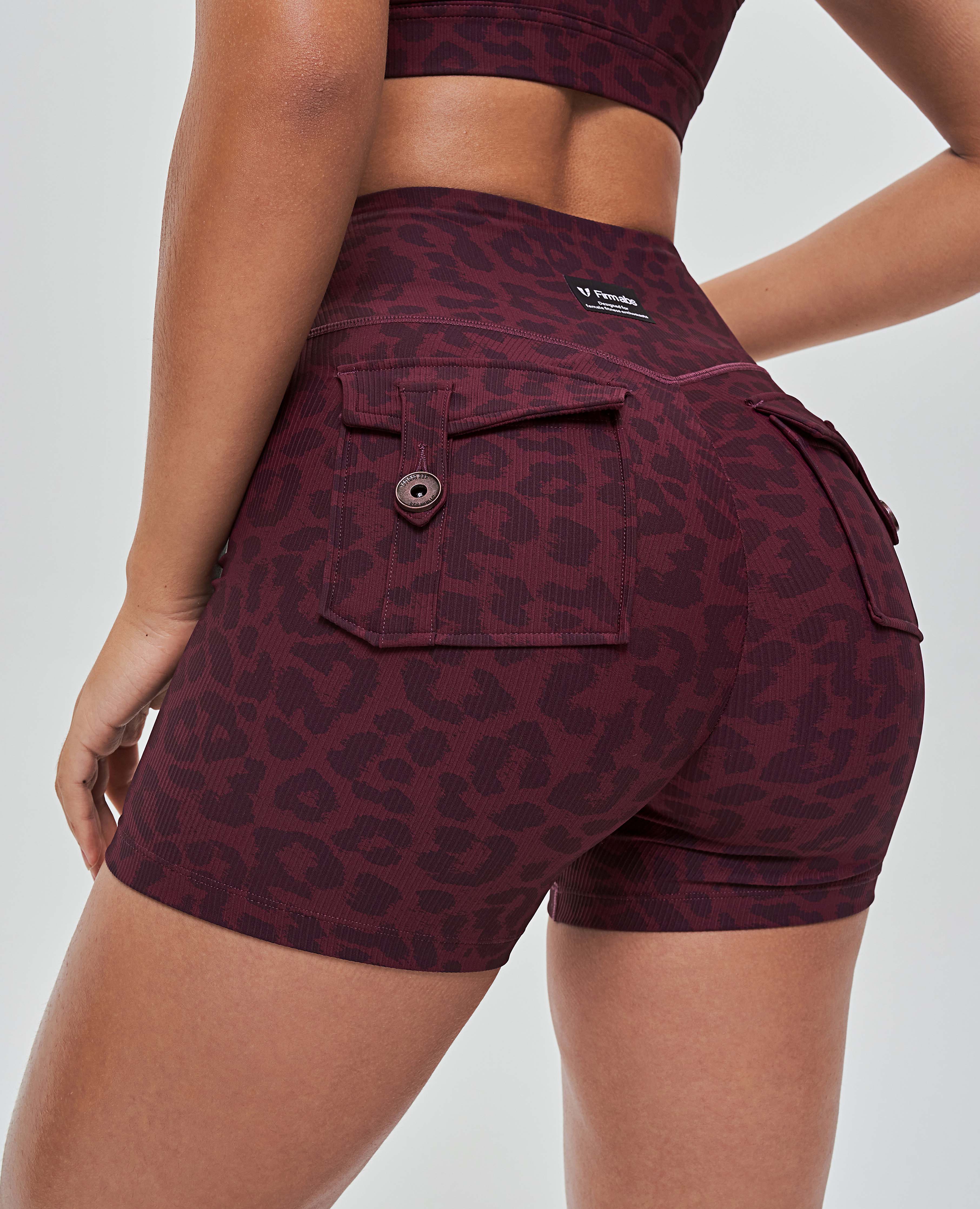 Cargo Shorts mit V-Taille – Roter Leopard