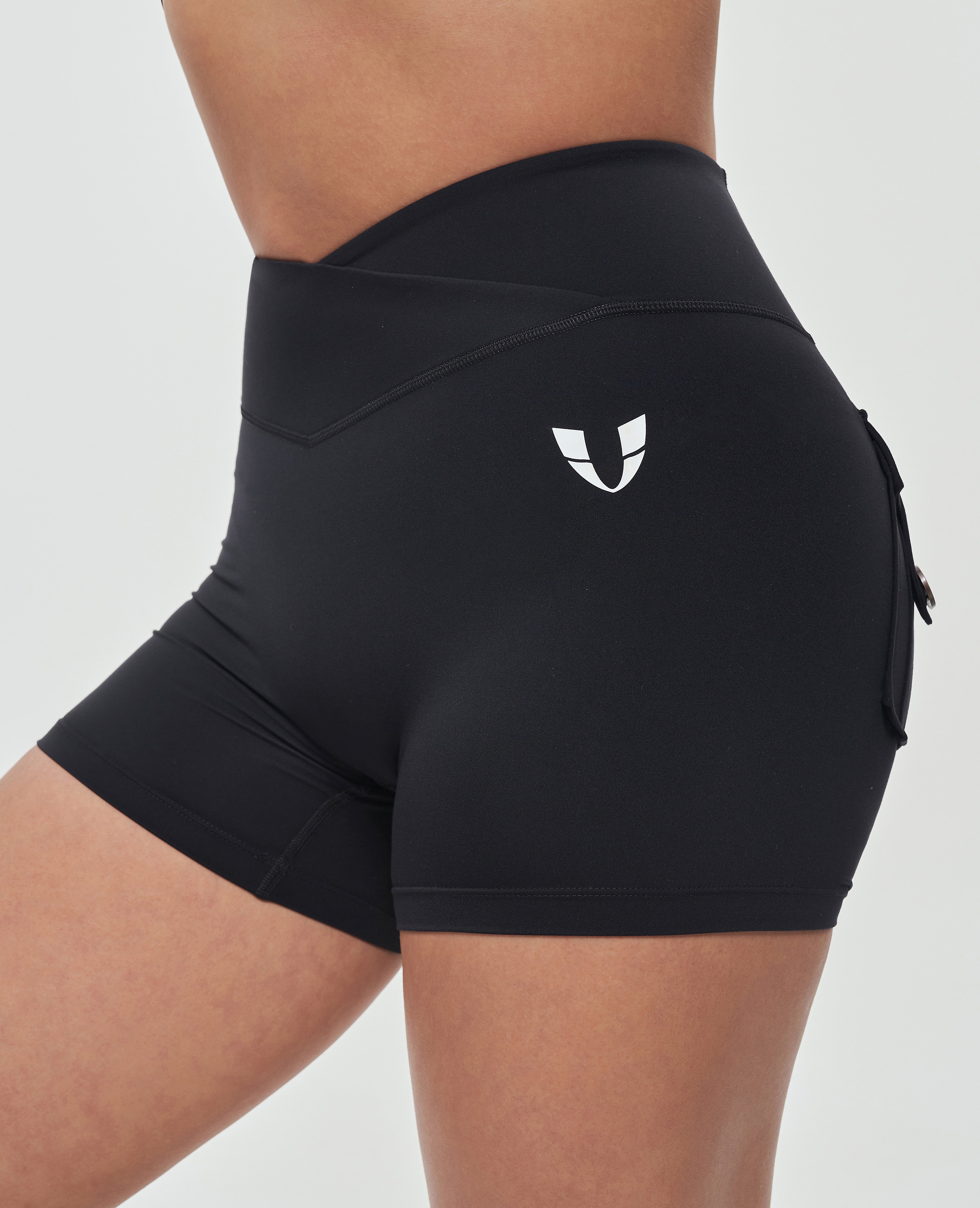 Cargoshorts mit V-Taille Plus – Schwarz