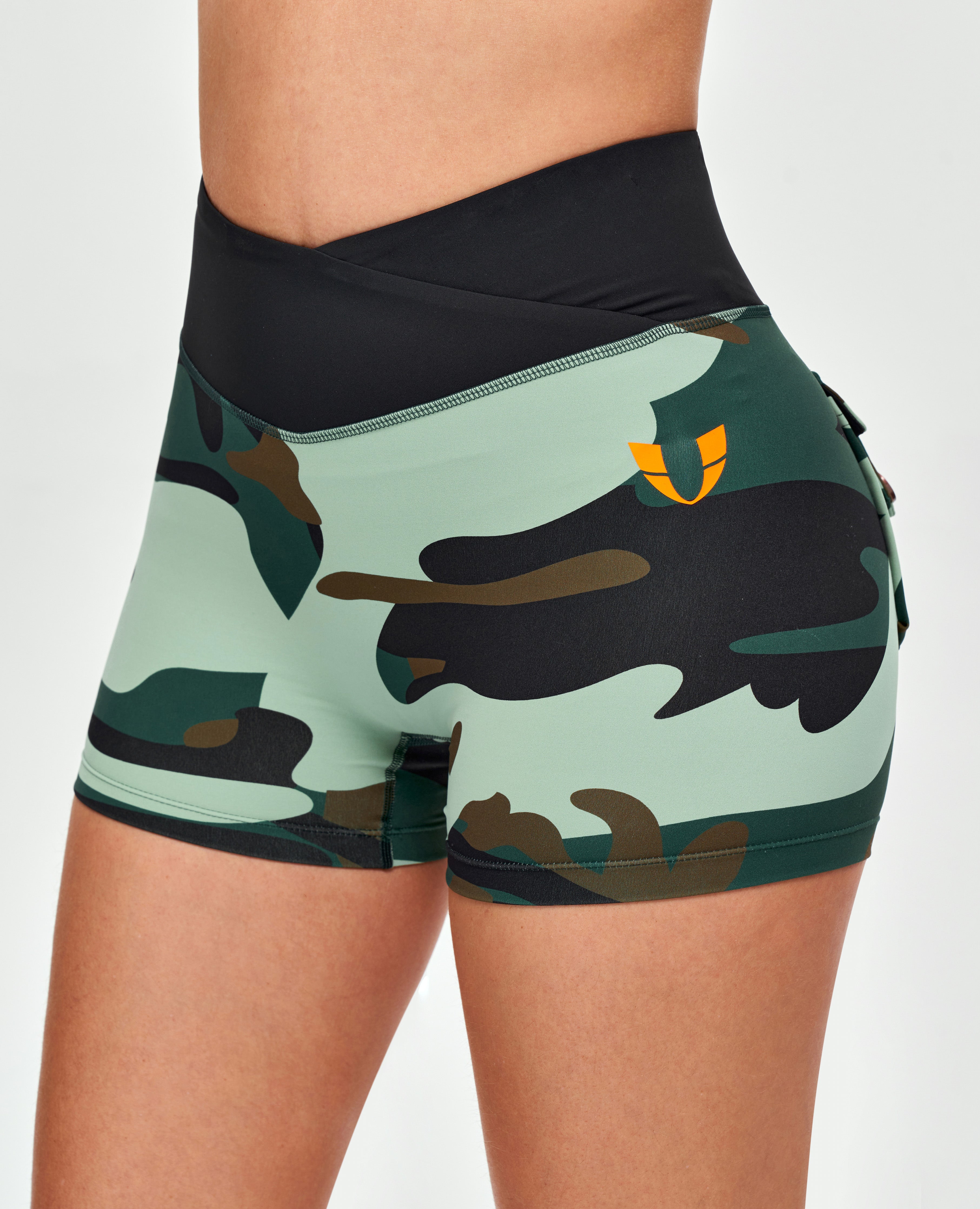 Cargoshorts mit V-Taille – Grünes Camouflage