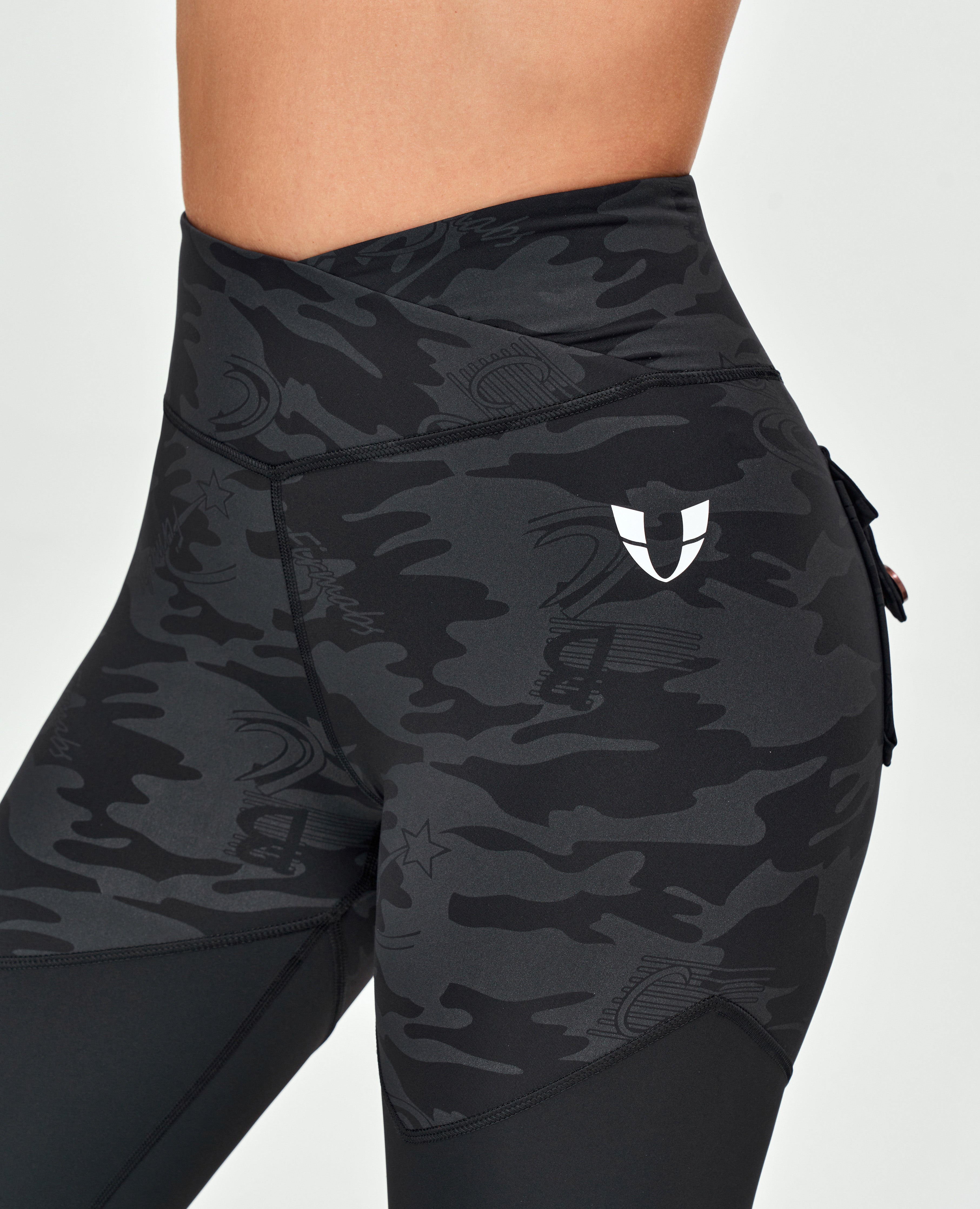 Gymnastik-Leggings mit V-Taille – Schwarz-Graues Camouflage